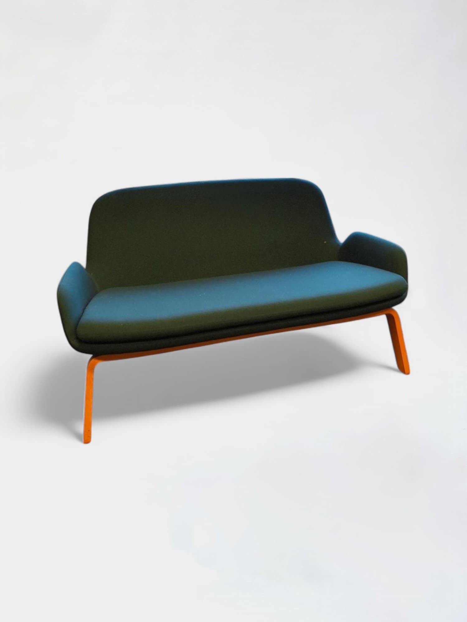 Fauteuil vert Normann avec pieds en bois
