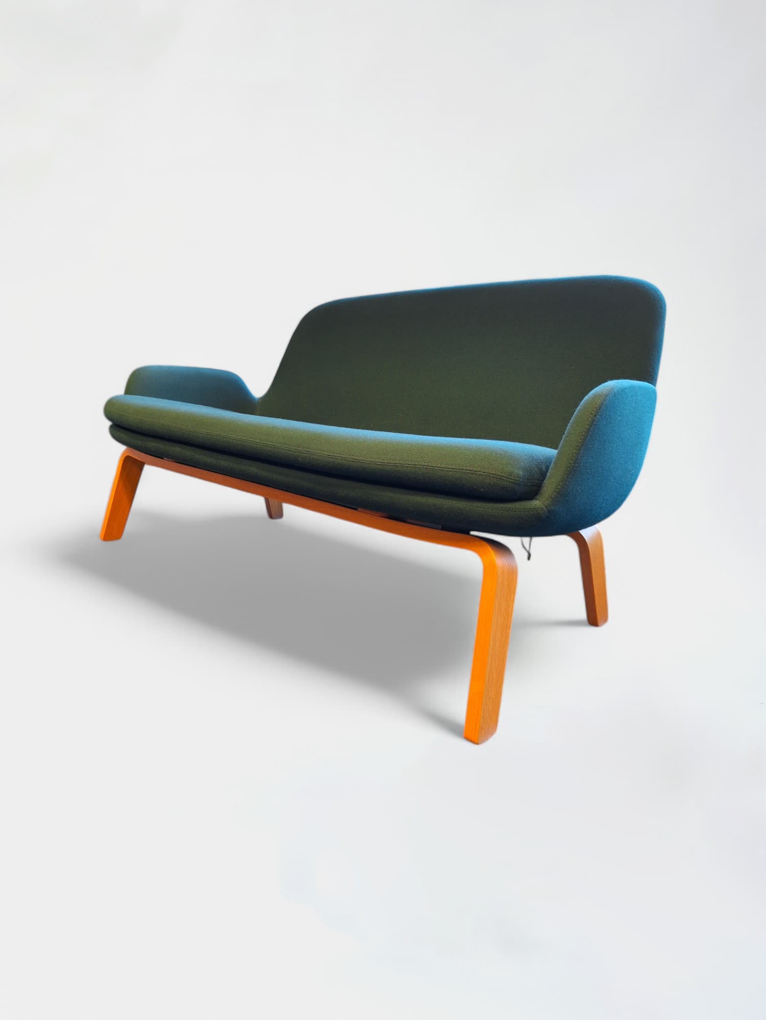 Fauteuil vert Normann avec pieds en bois-3