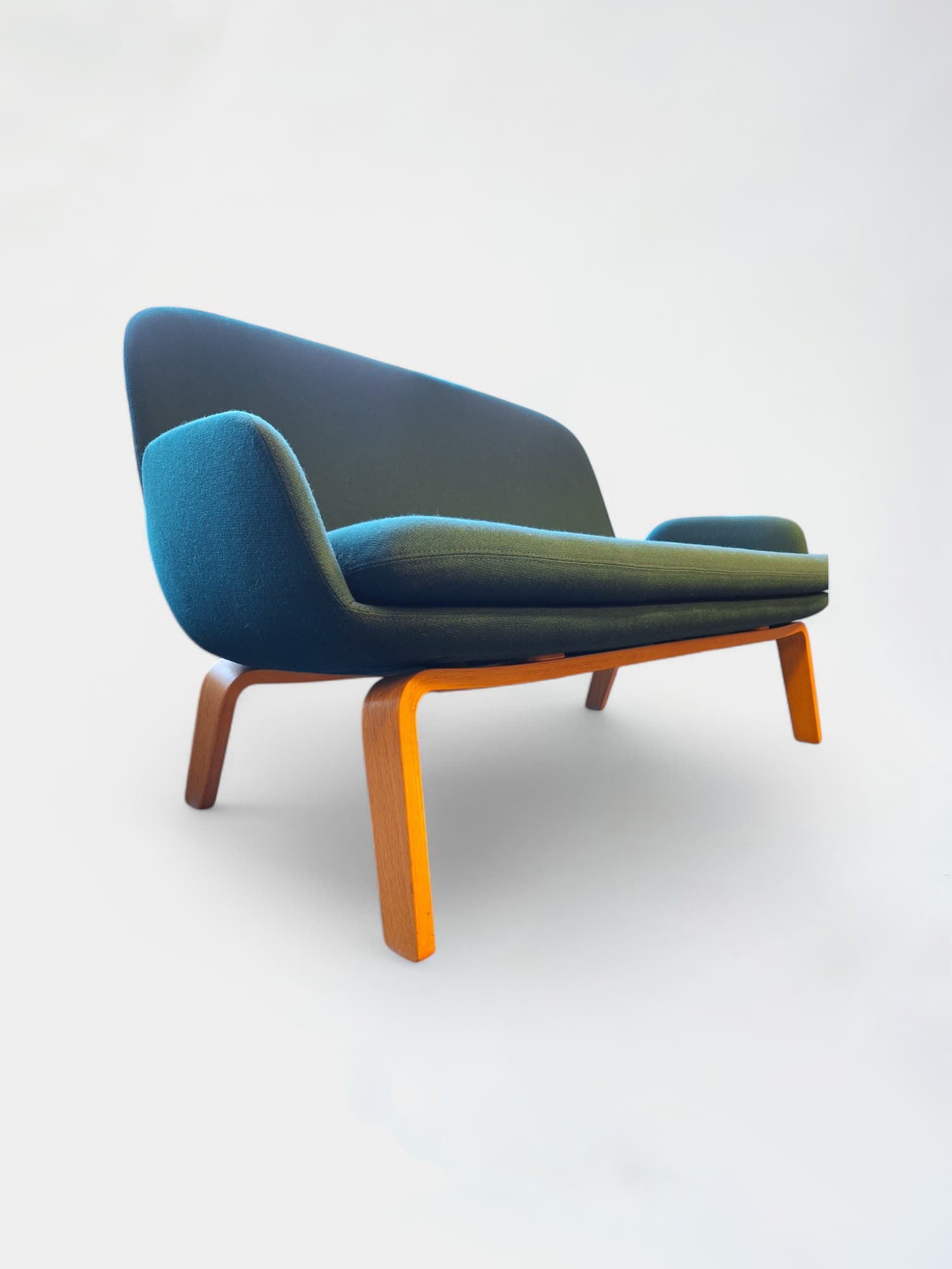Fauteuil vert Normann avec pieds en bois-1