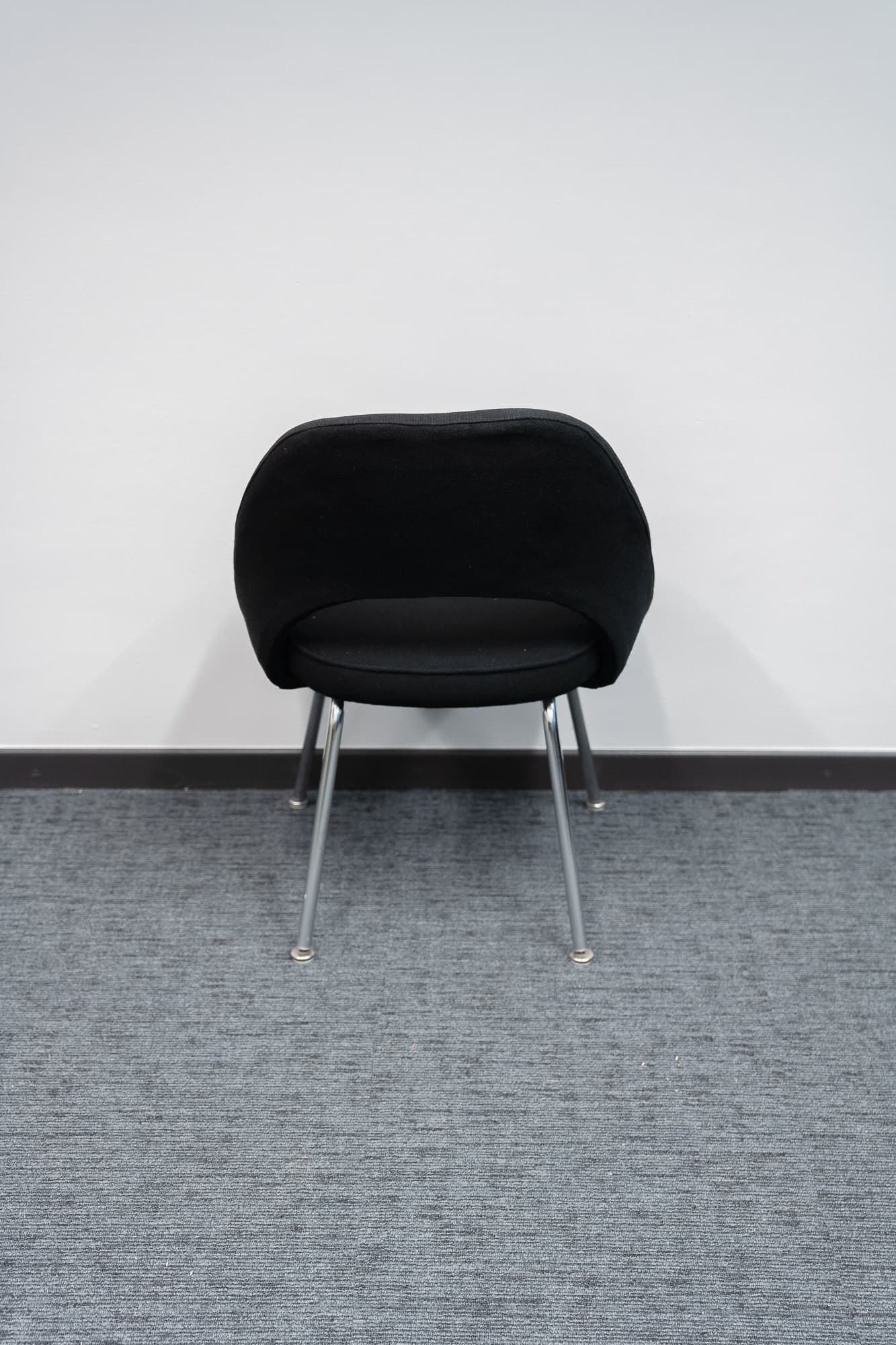 Chaise en tissu noir avec pieds en aluminium-3