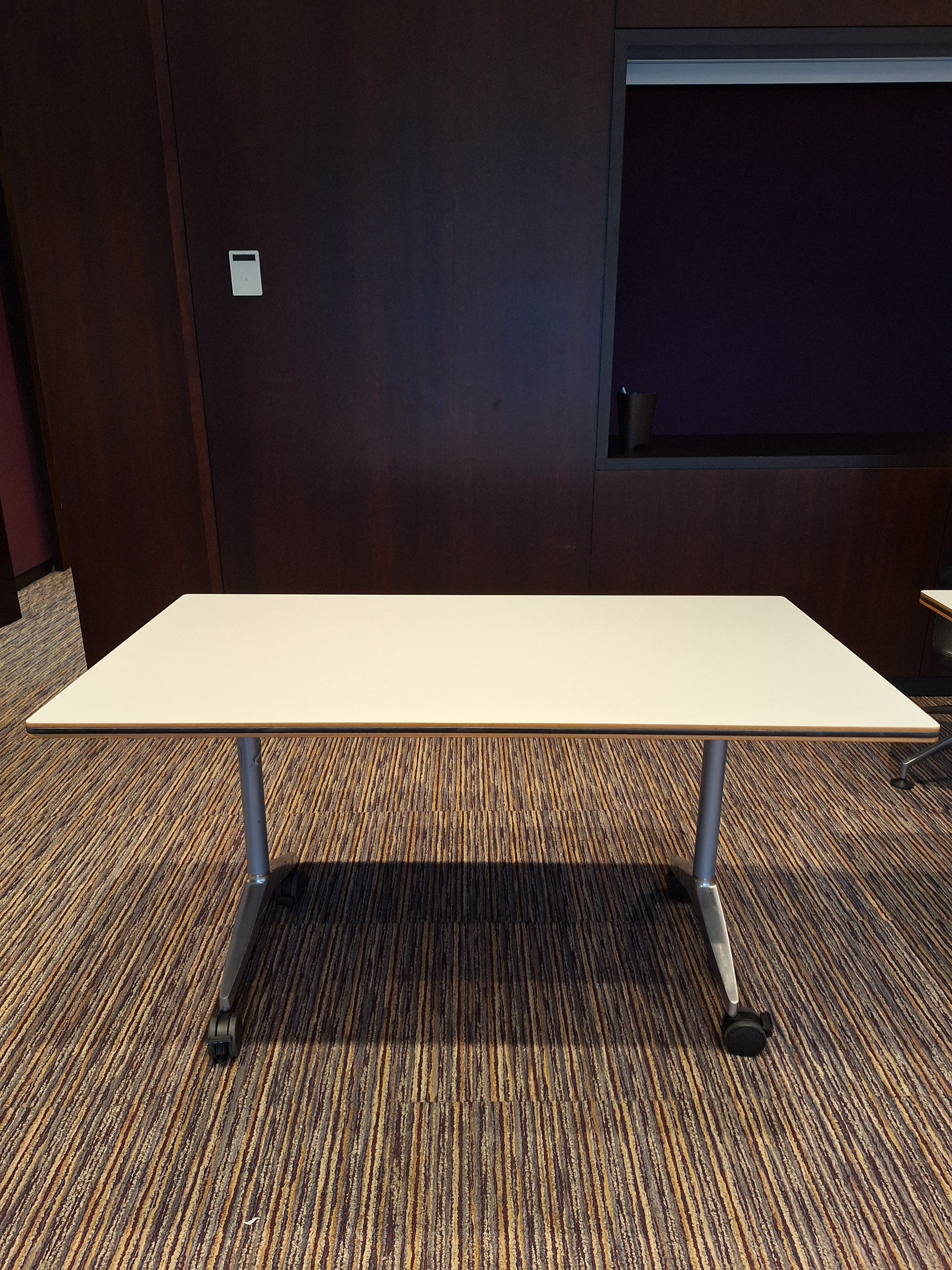 Wilkhahn 140cm Witte Laminaat Tafel met Wielen-2
