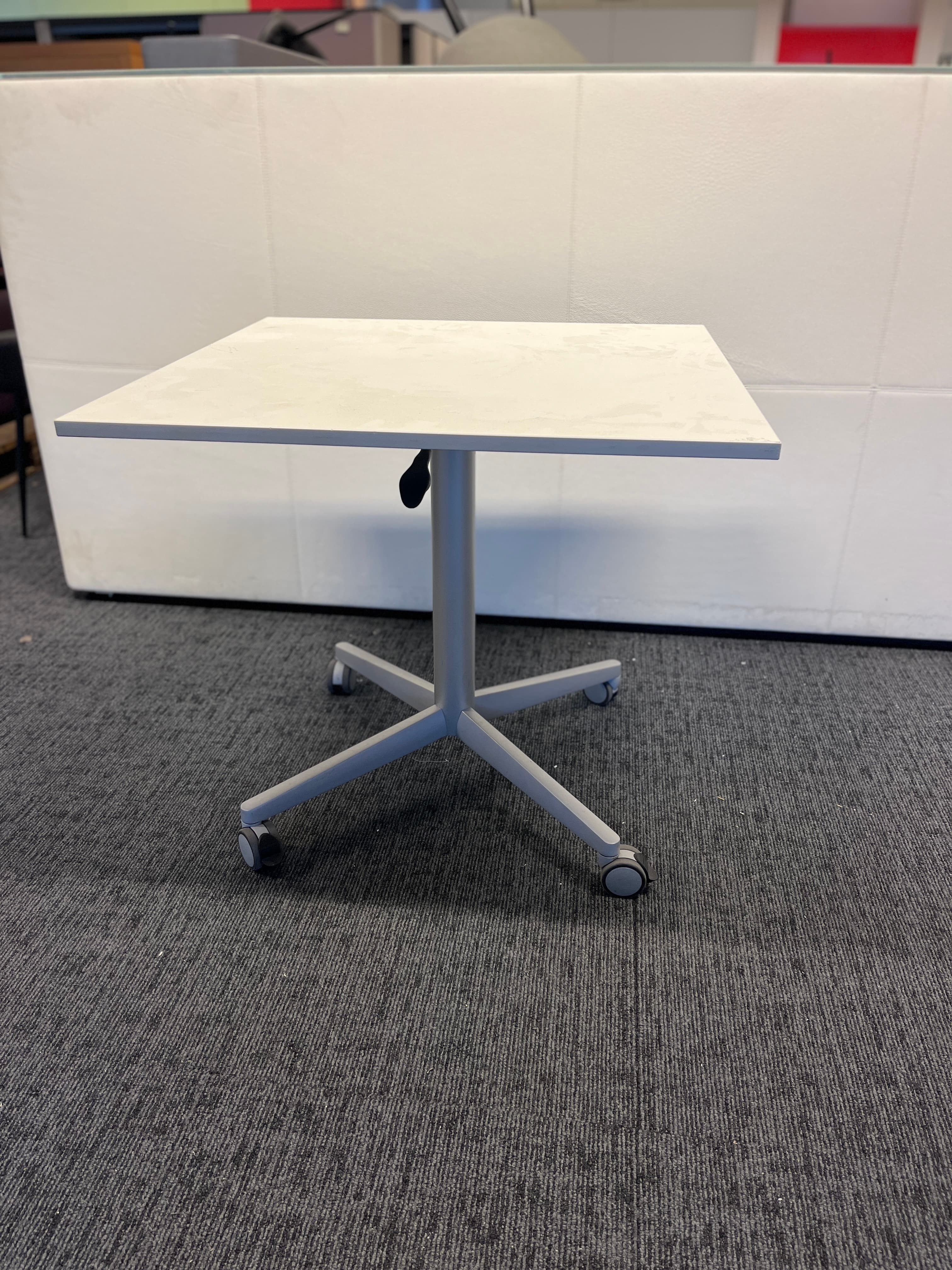 Table carrée Bene White à hauteur variable-1