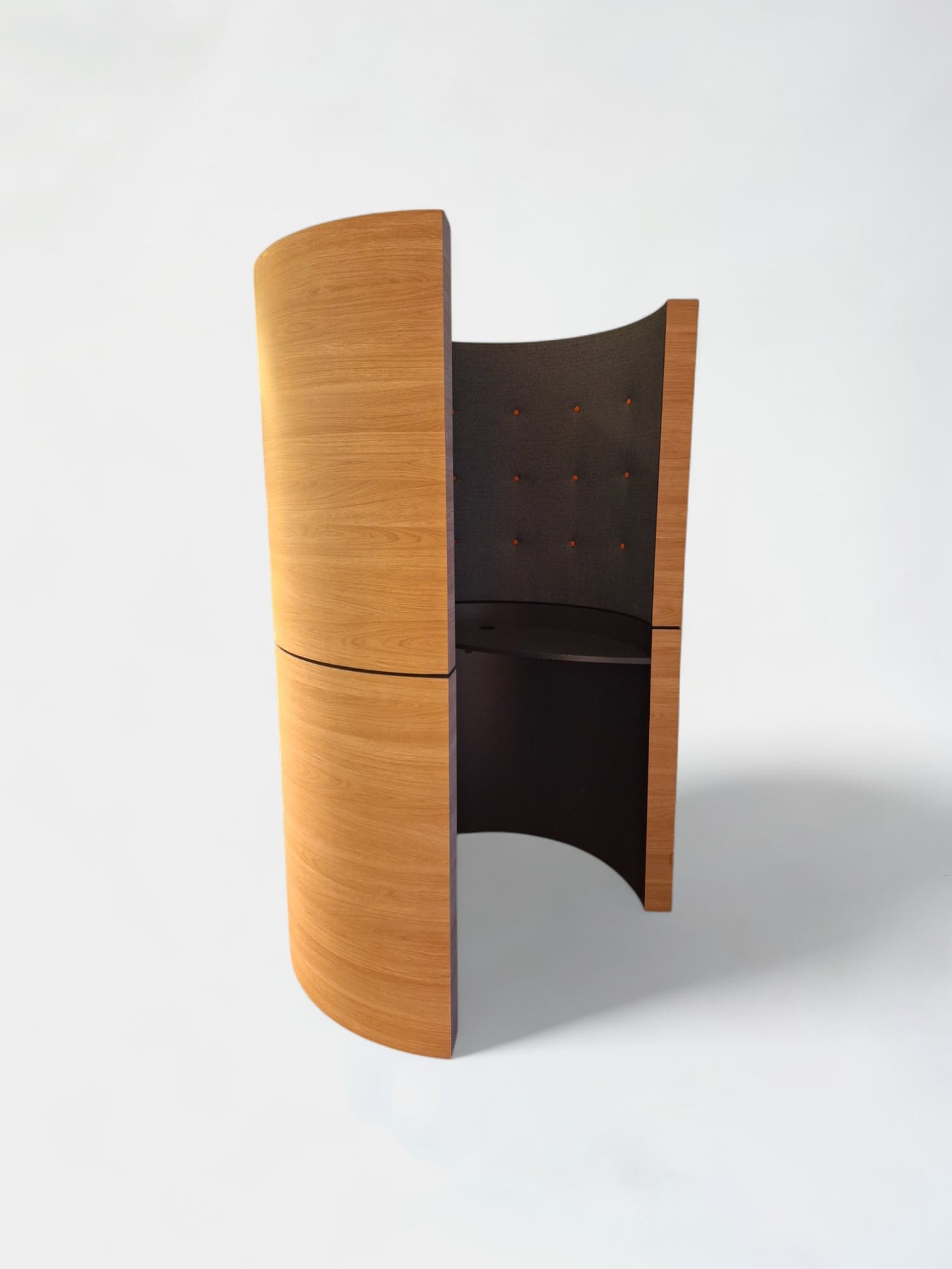 Cabine téléphonique ouverte en bois et gris-0