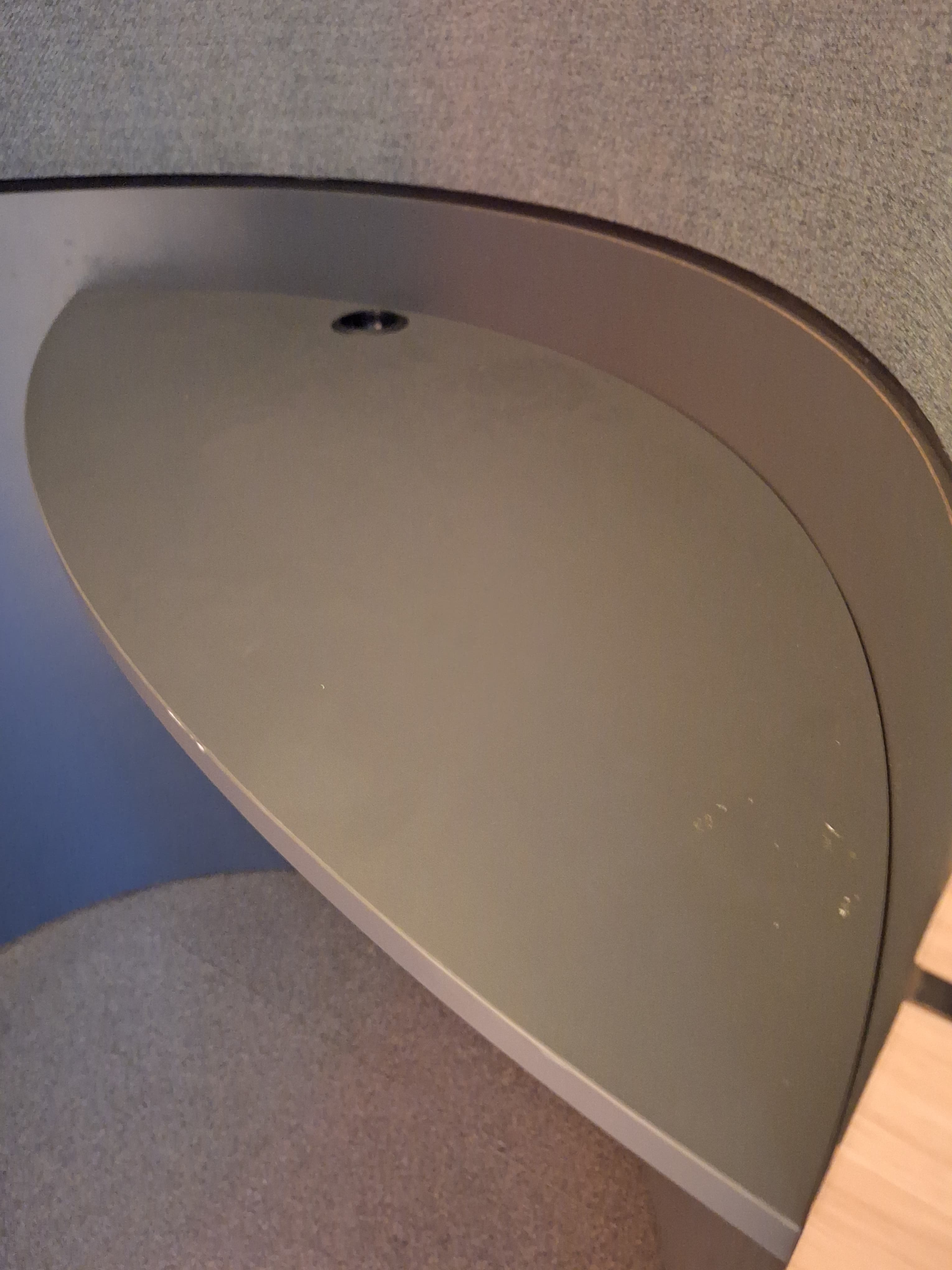 Cabine téléphonique ouverte en bois et gris-2