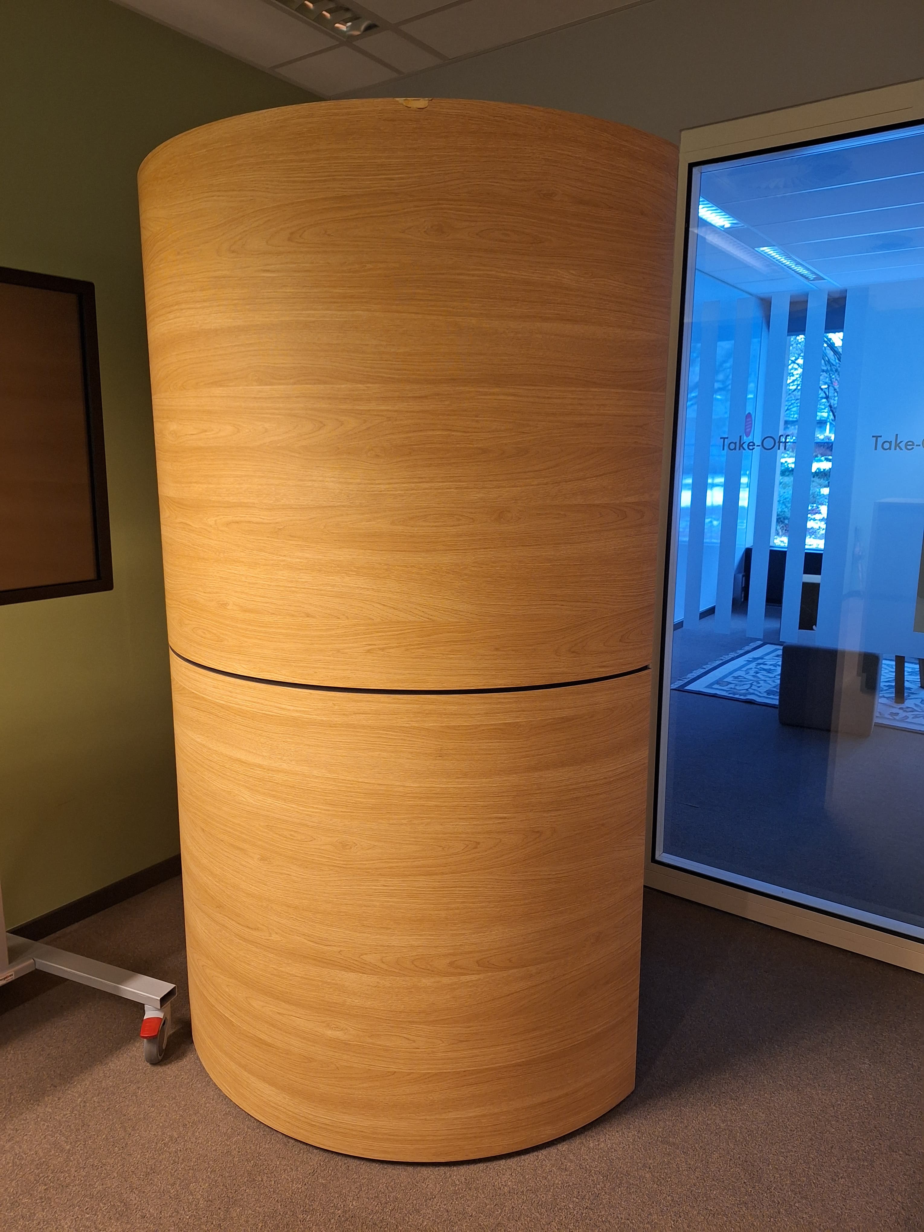 Cabine téléphonique ouverte en bois et gris-1