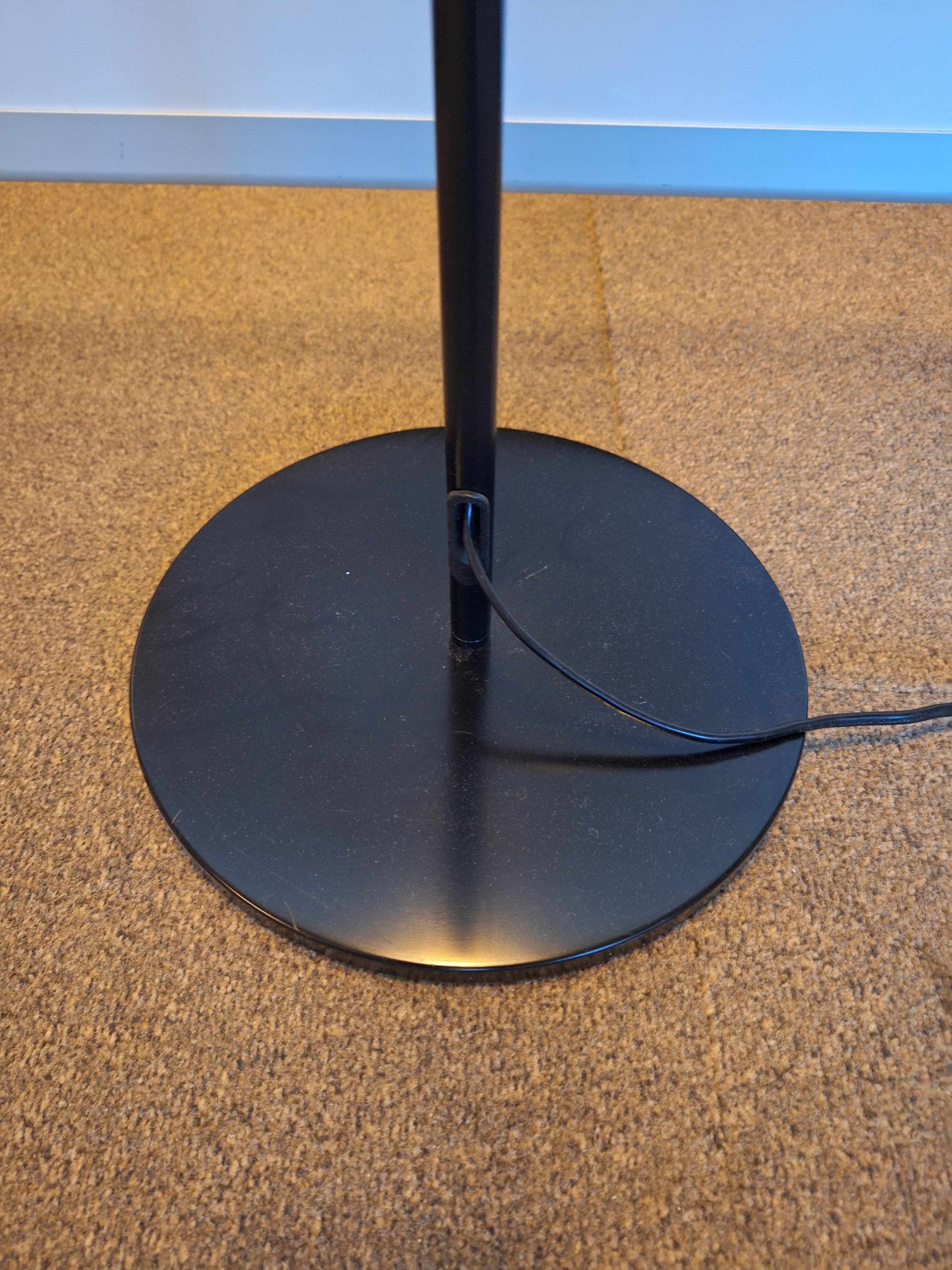 Ikea Lampadaire en métal noir avec abat-jour perforé-2