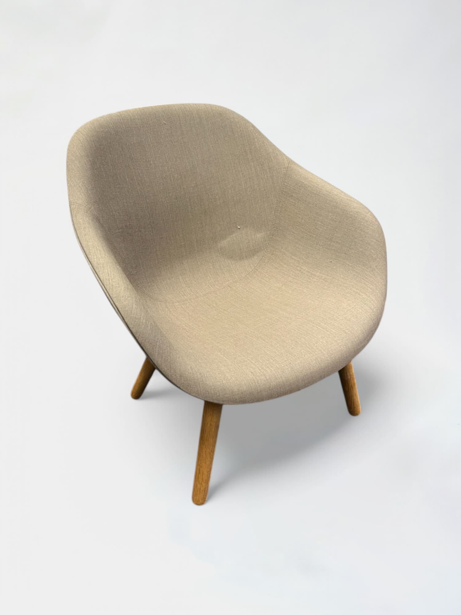 Chaise longue en tissu beige avec pieds en bois-2