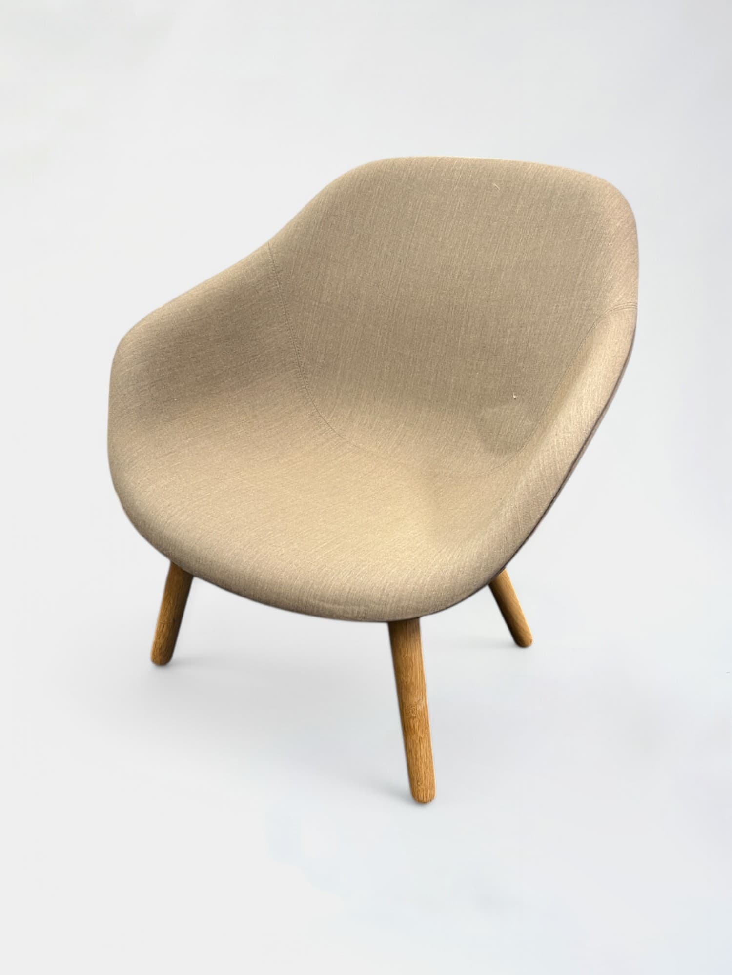 Chaise longue en tissu beige avec pieds en bois-1