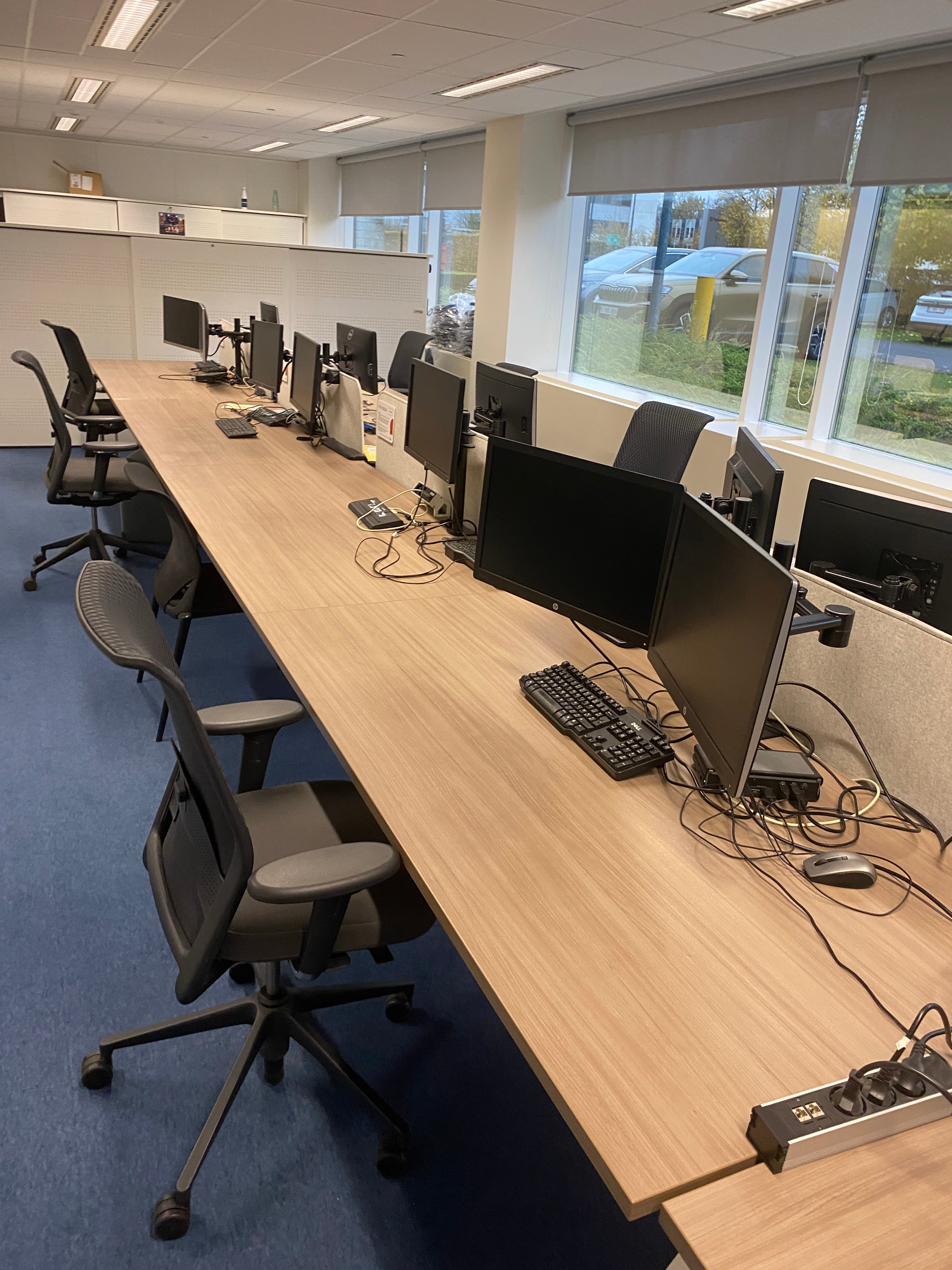 Vitra 8-persoons bureau met witmetalen poten-0