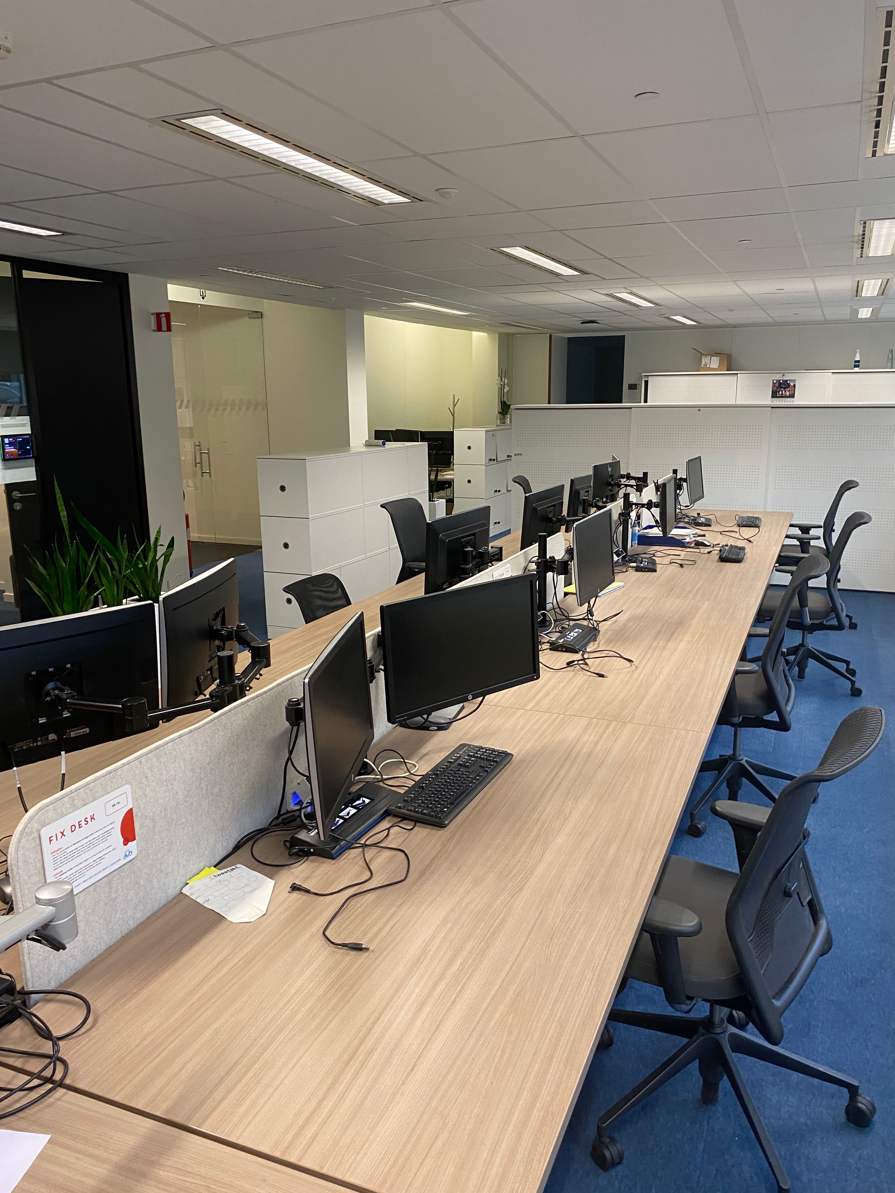 Vitra 8-persoons bureau met witmetalen poten-3