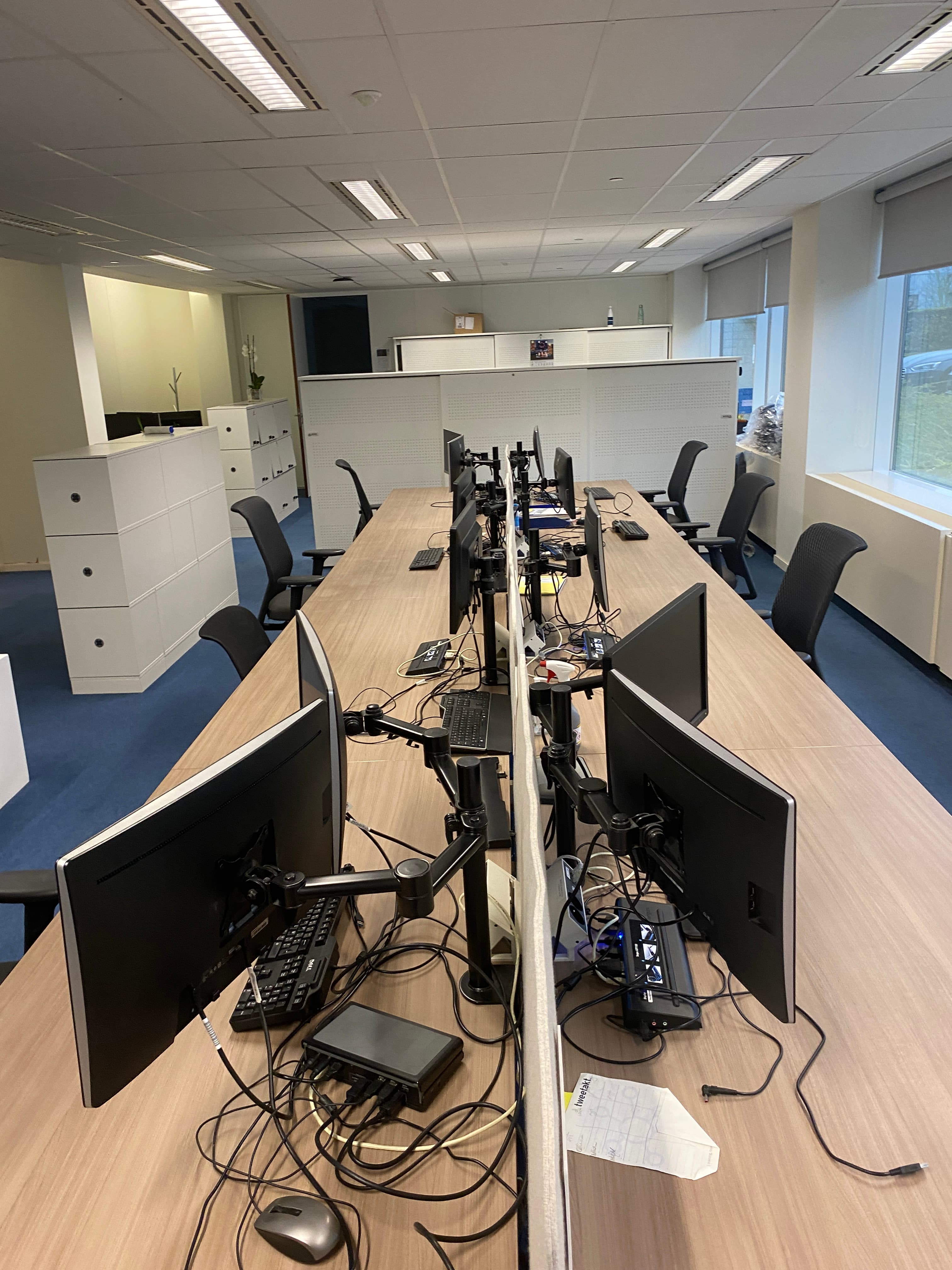 Vitra 8-persoons bureau met witmetalen poten-1