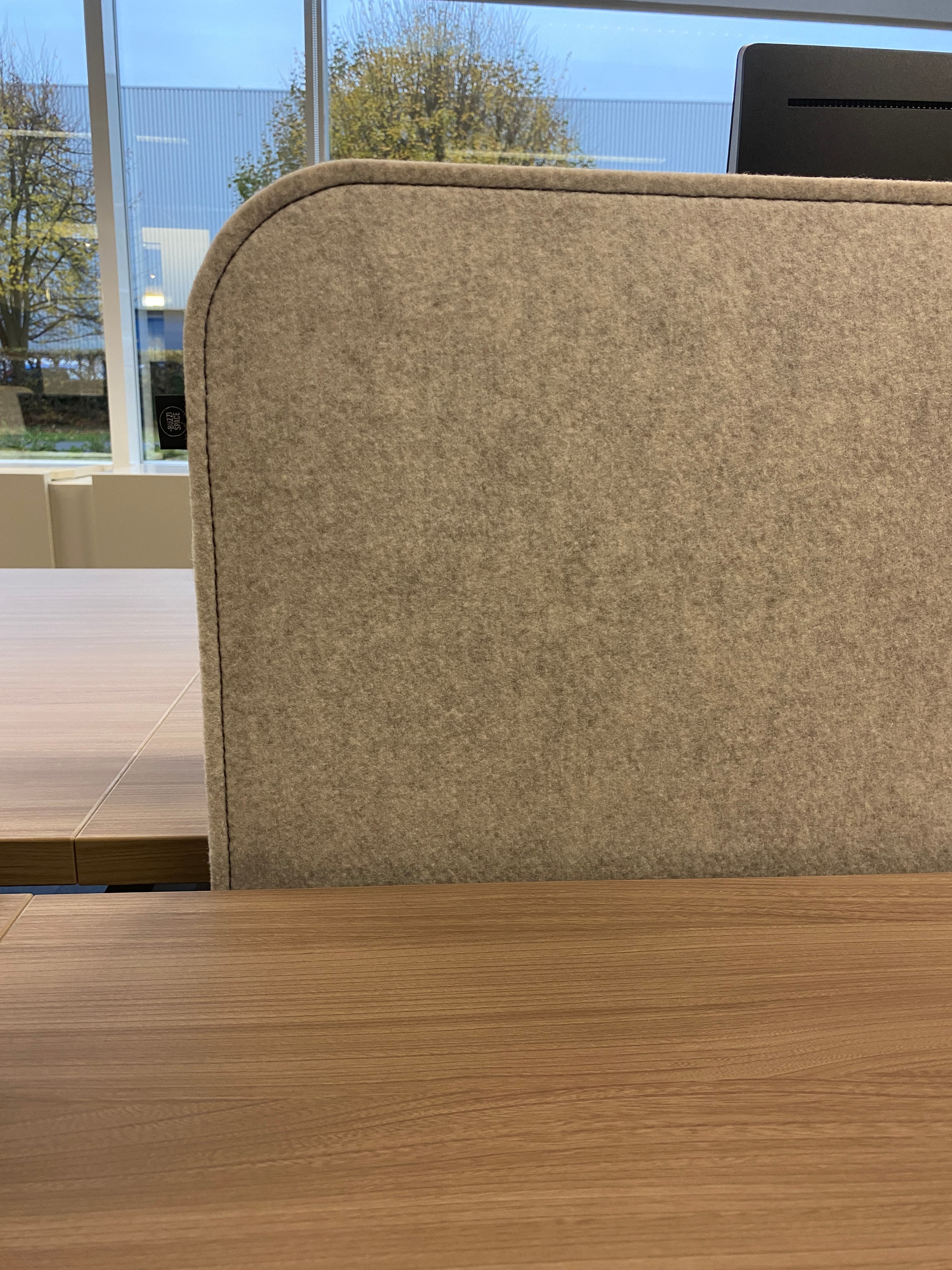 Vitra 8-persoons bureau met witmetalen poten-2