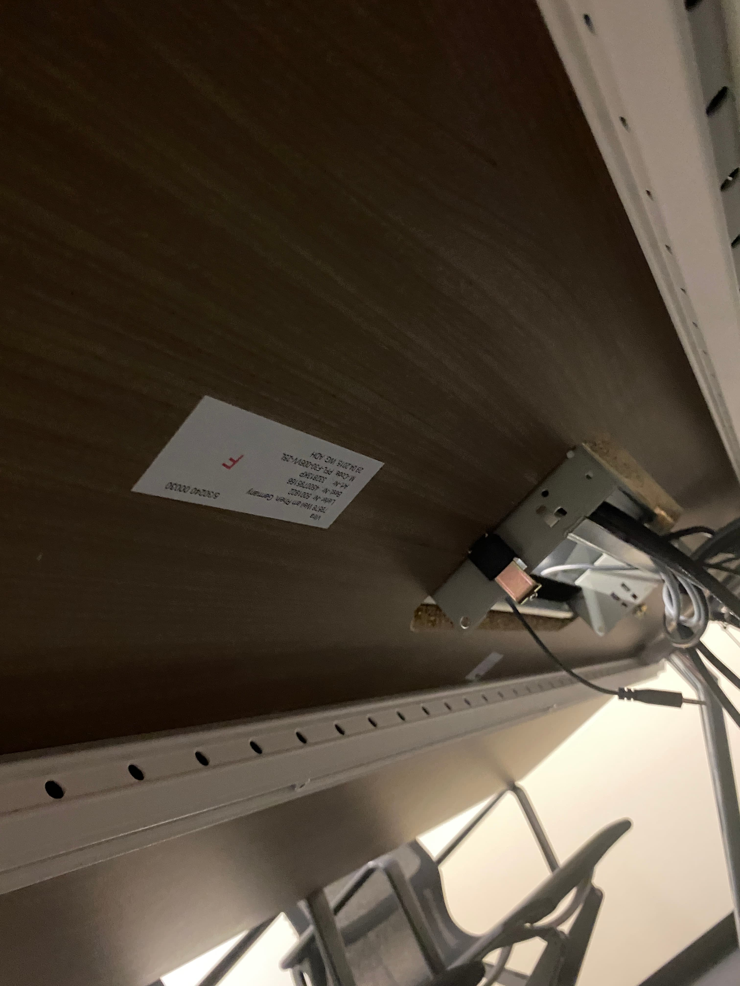 Vitra vergadertafel van gelamineerd hout met toegang bovenblad en verchroomde poten-1