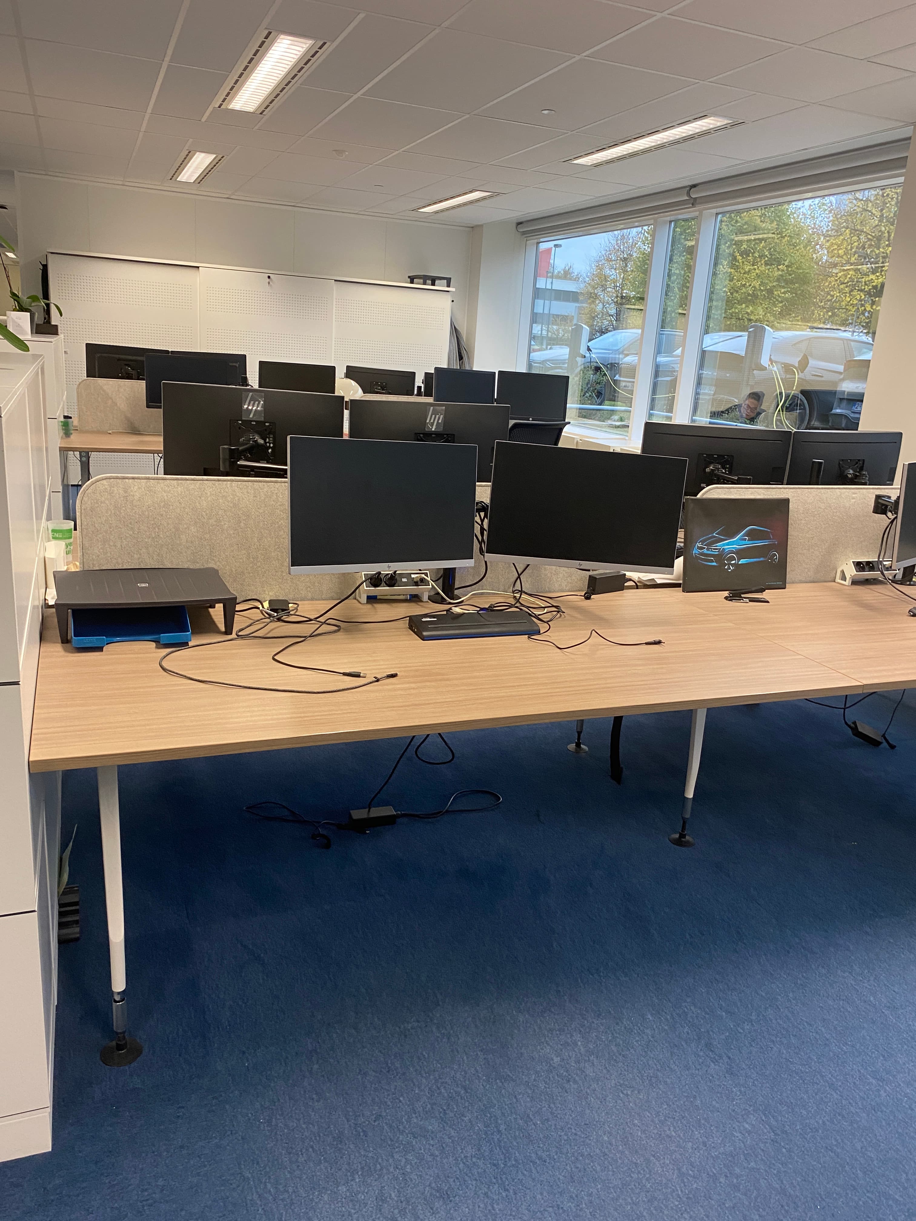 Bureau en bois Vitra pour 4 personnes avec pieds métalliques blancs et panneau acoustique buzzispace gris clair-2