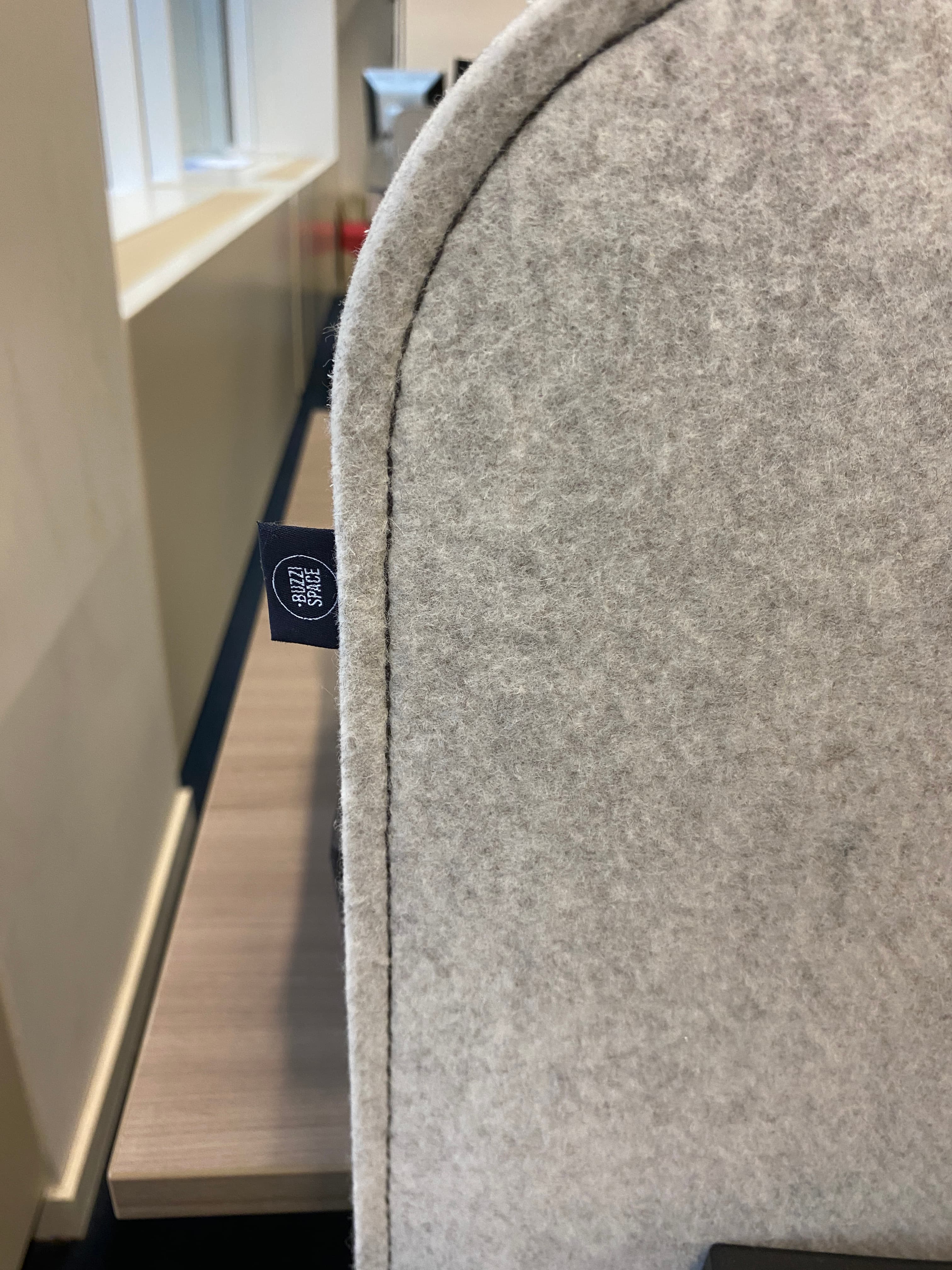 Bureau en bois Vitra pour 4 personnes avec pieds métalliques blancs et panneau acoustique buzzispace gris clair-3