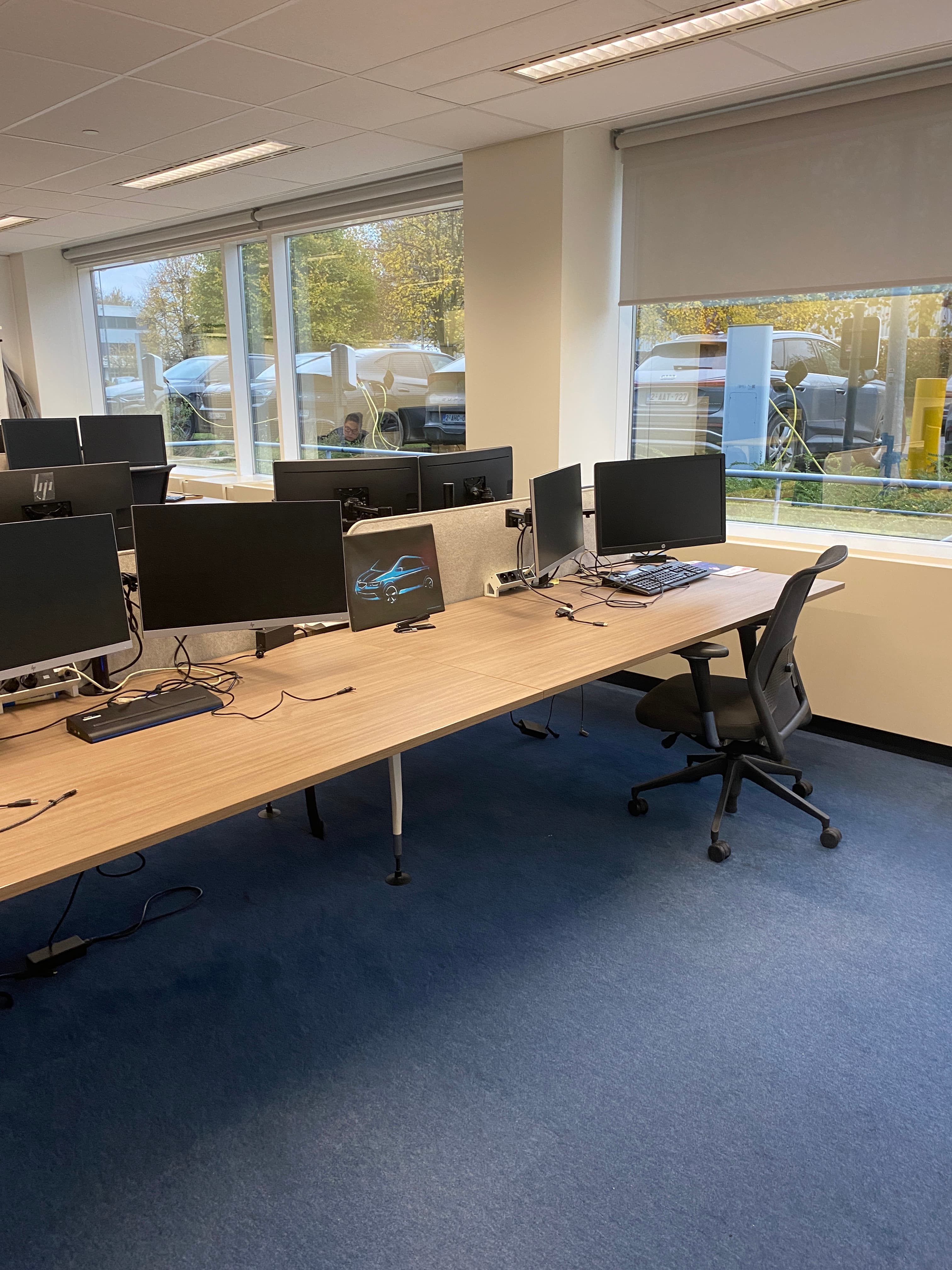 Bureau en bois Vitra pour 4 personnes avec pieds métalliques blancs et panneau acoustique buzzispace gris clair-0