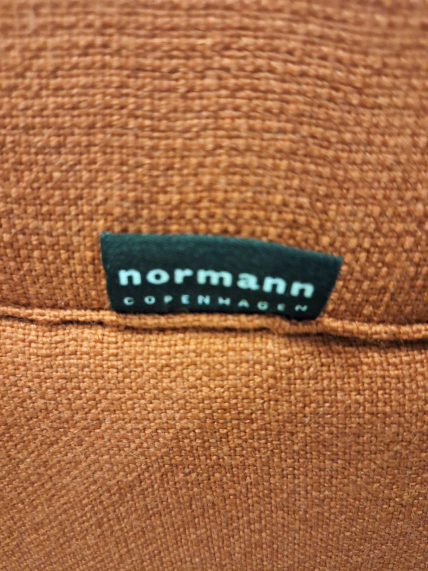 Normann baksteen/terracotta Stoffen Lounge Stoel met Houten Poten-3