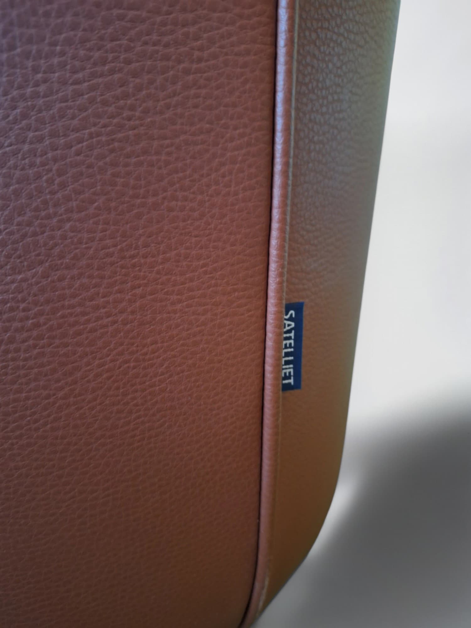 Satelliet Brown Leather pouf with Handle Strap-3