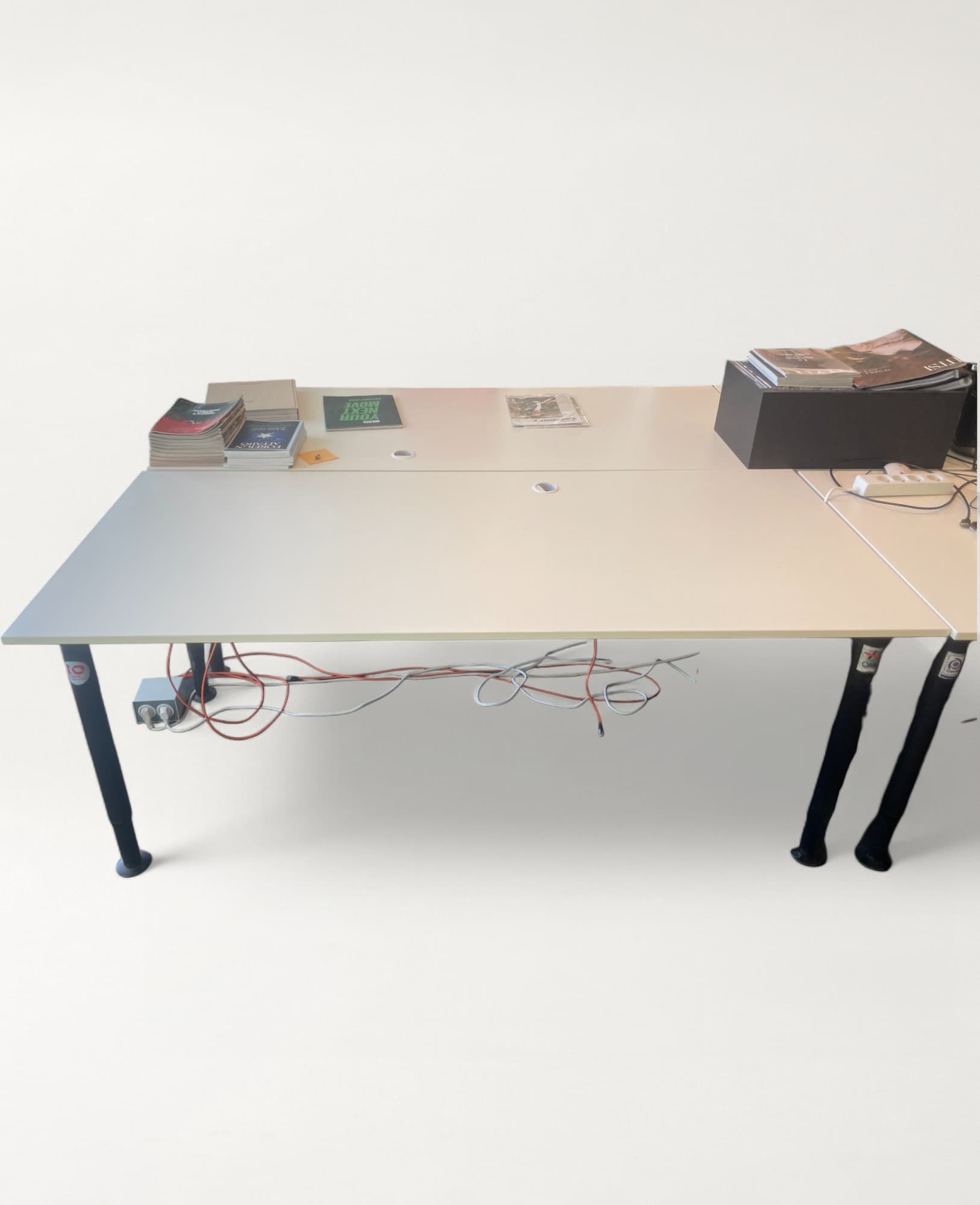 CEKA White desk on black alu legs-0