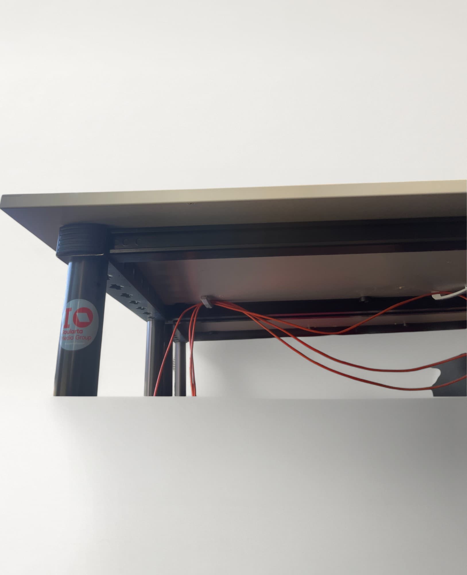 CEKA White desk on black alu legs-3