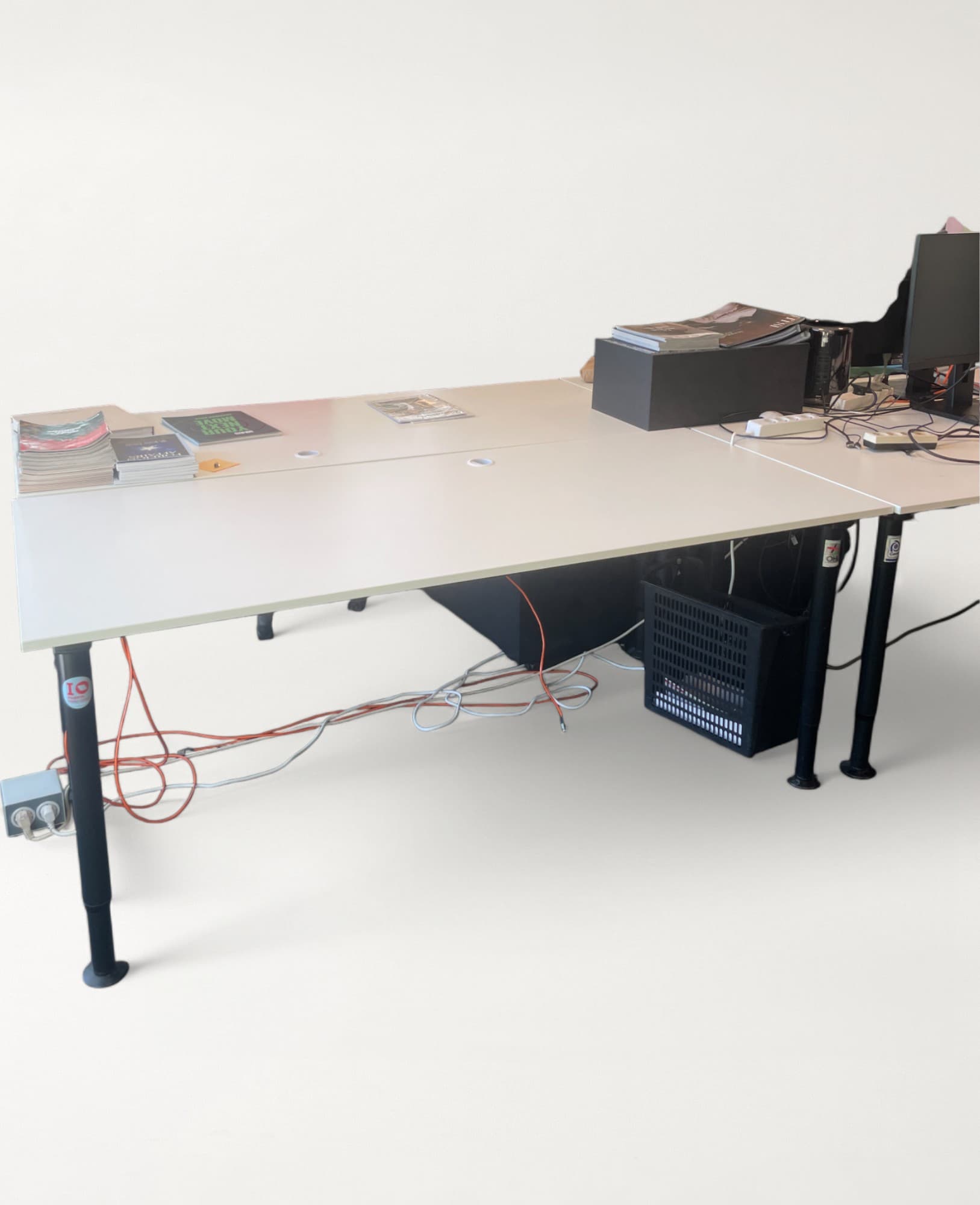 CEKA White desk on black alu legs-2