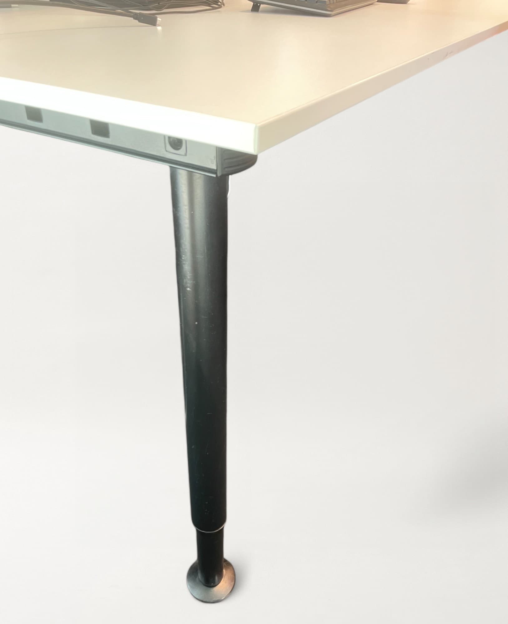 CEKA White desk on black alu legs-1