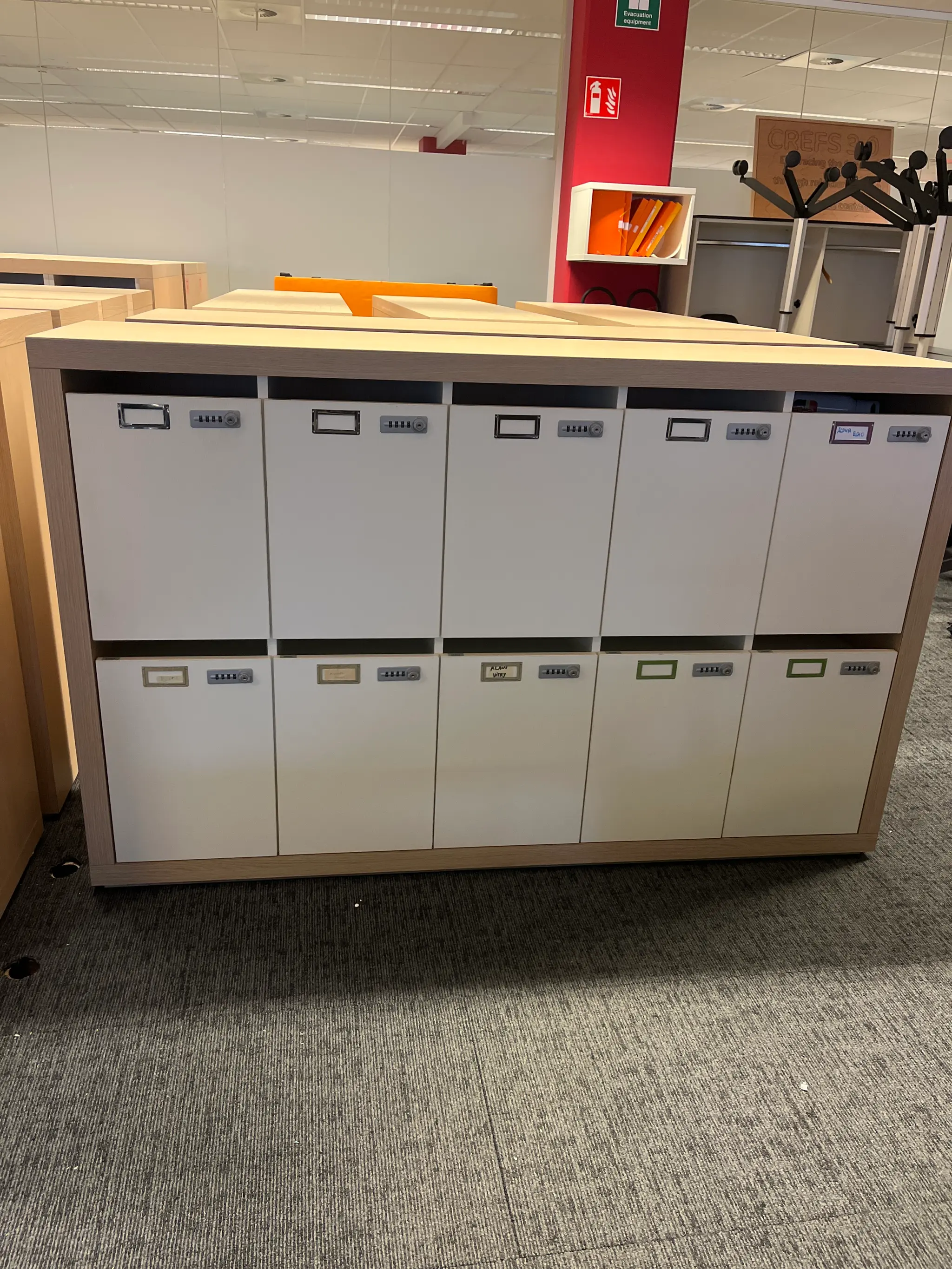 Beige lockers with multiple compartments and wooden structure with code 110cm-0