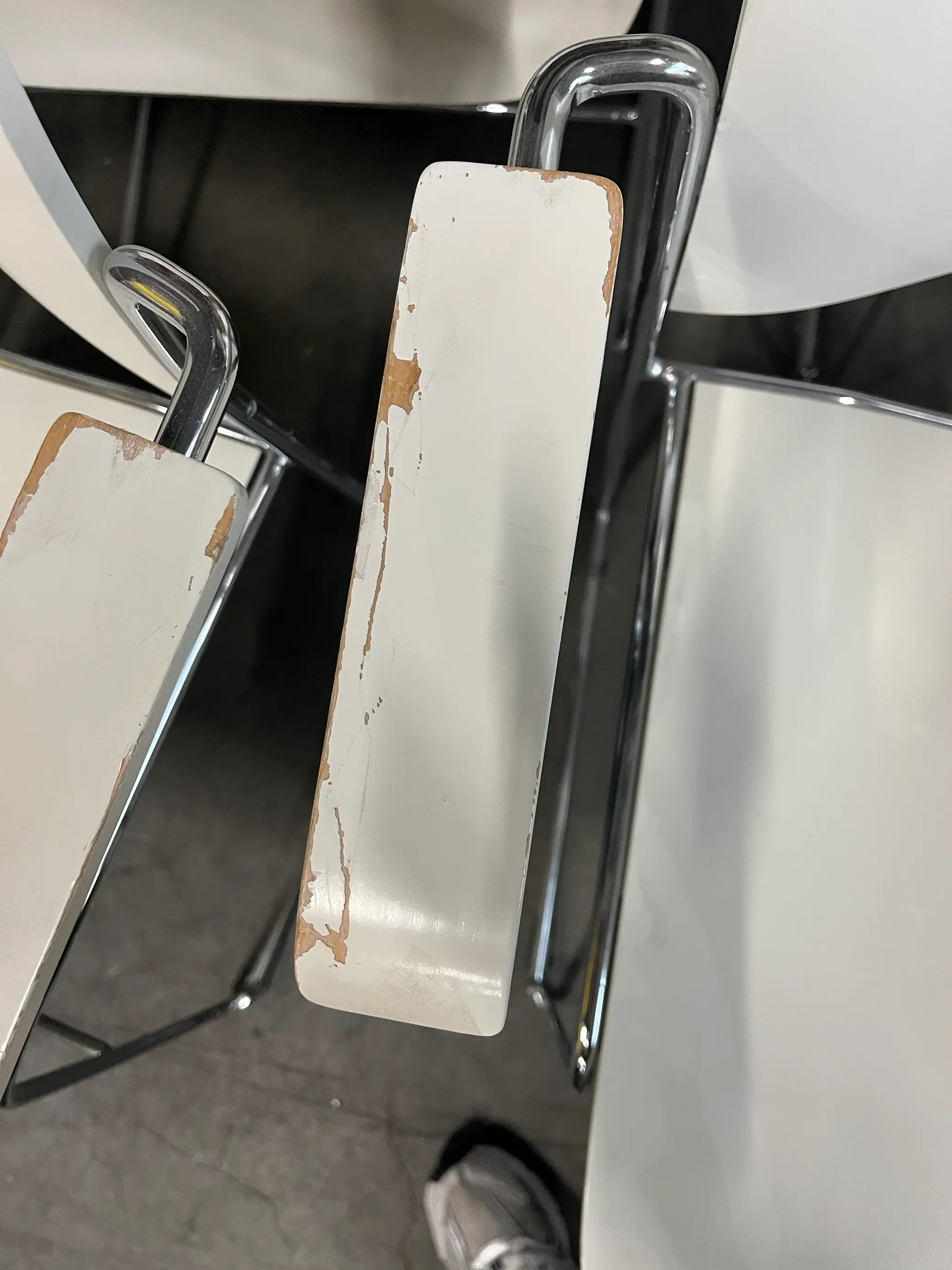 Sledestoel HOWE wit hout en chroom met armleuningen-2