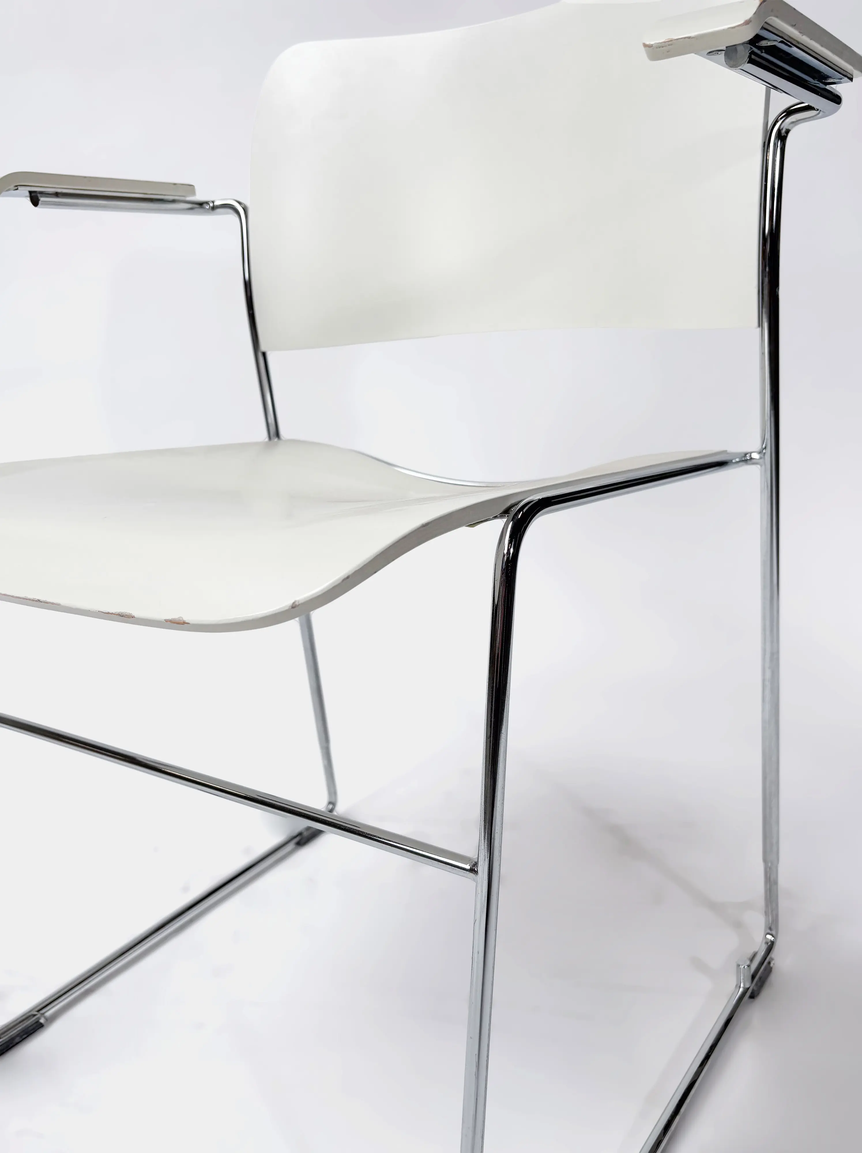 Sledestoel HOWE wit hout en chroom met armleuningen-1