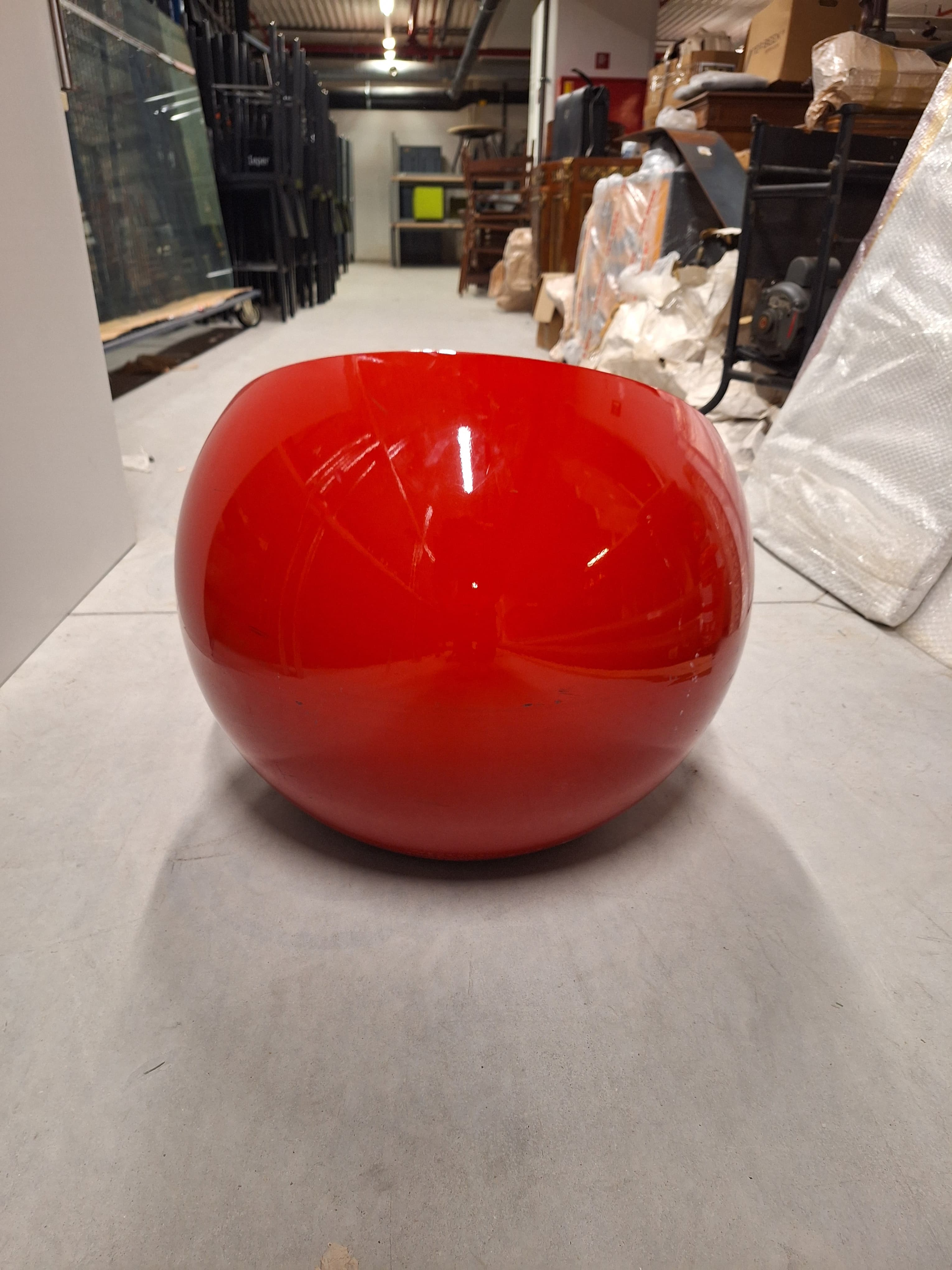 Pouf boule rouge avec quelques rayures-1