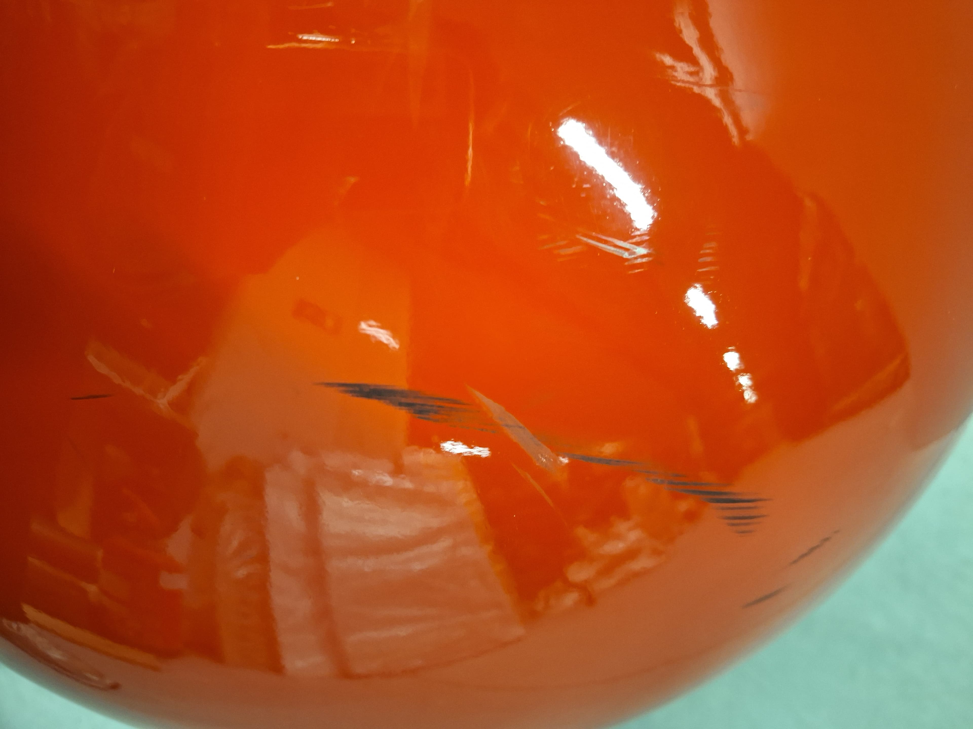 Pouf boule rouge avec quelques rayures-2