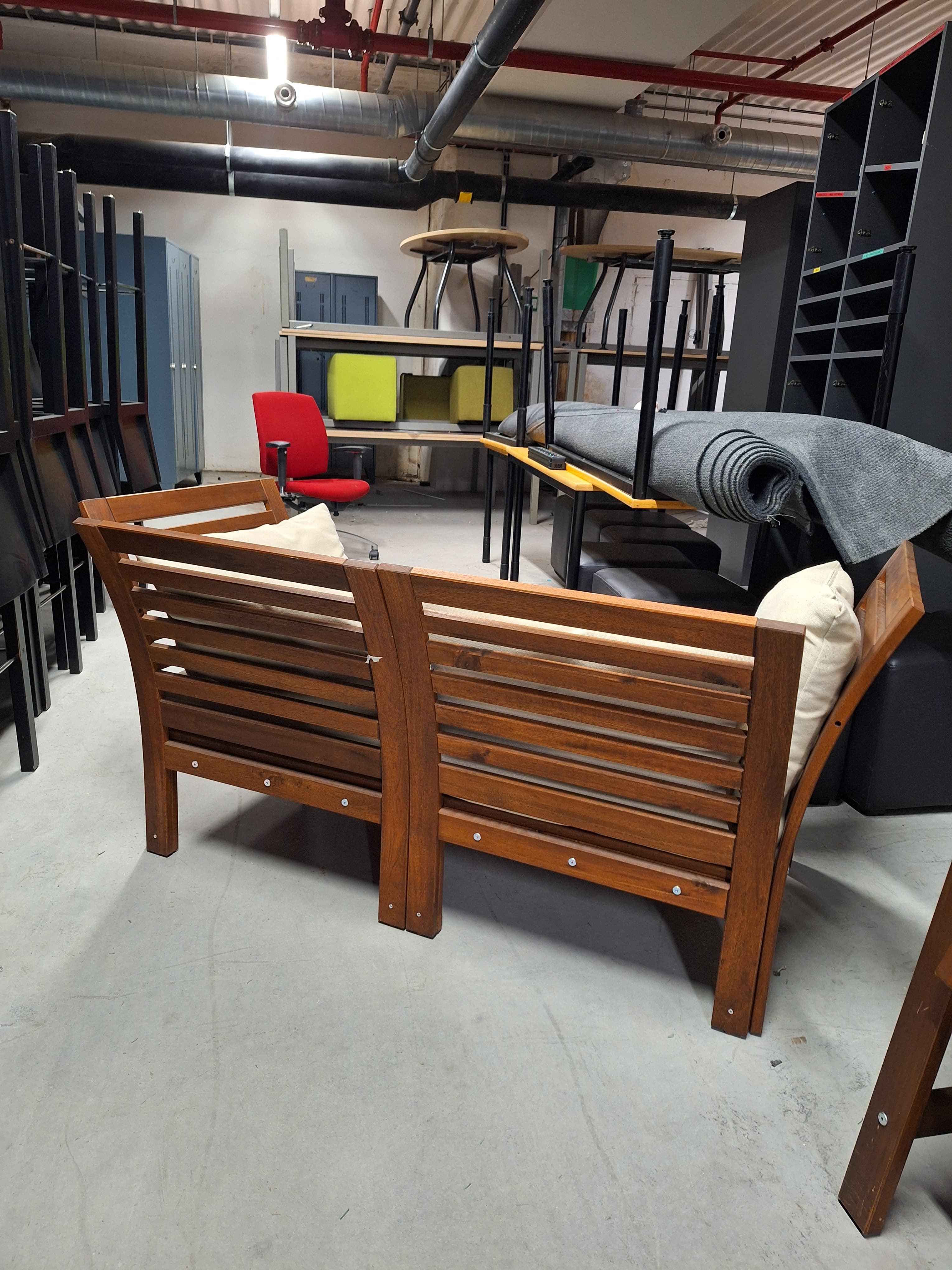 Canapé de jardin 2 places en bois Ikea avec coussins beiges-2