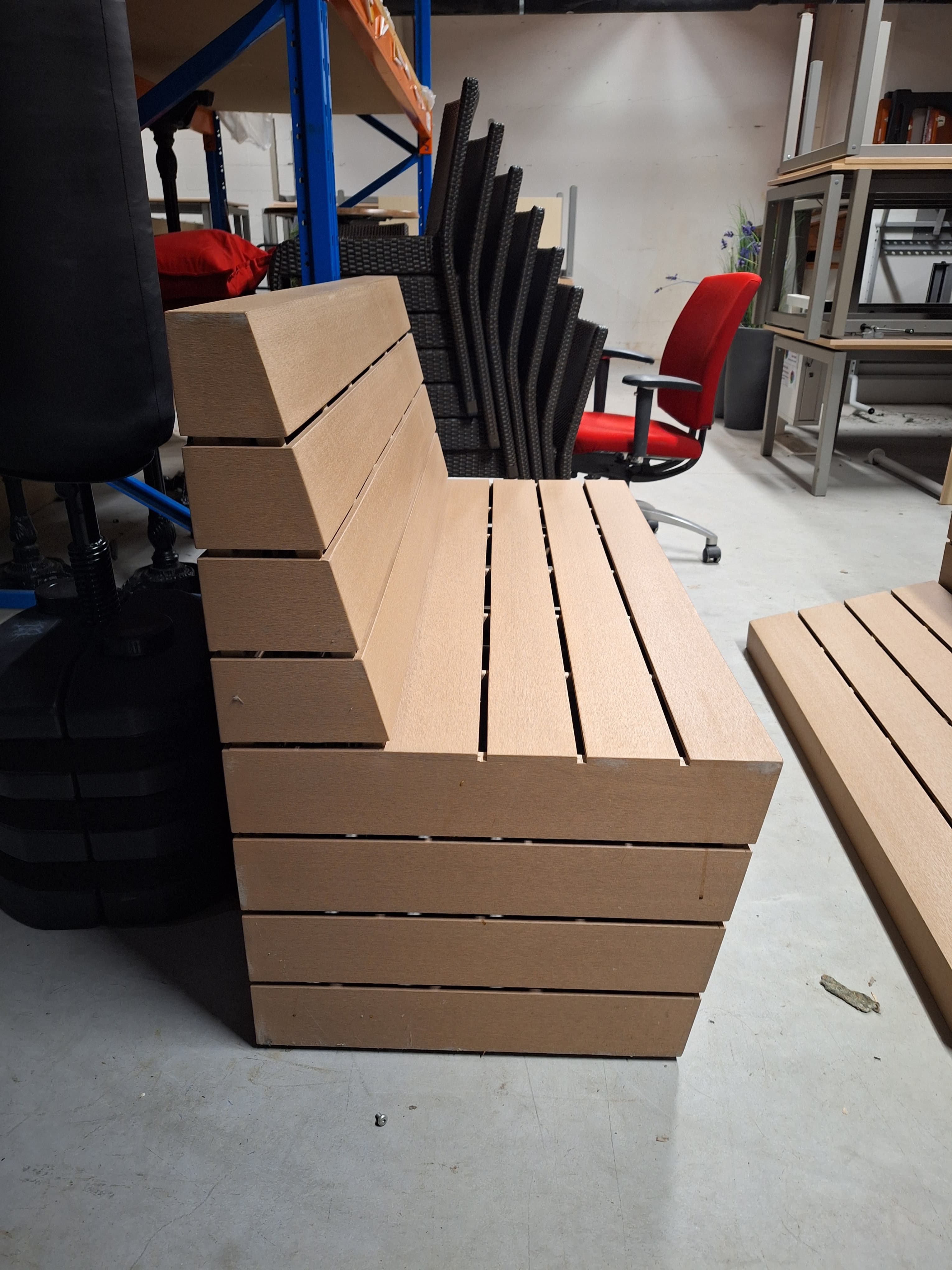 Satelliet Beigetaupe outside plastic bench-3