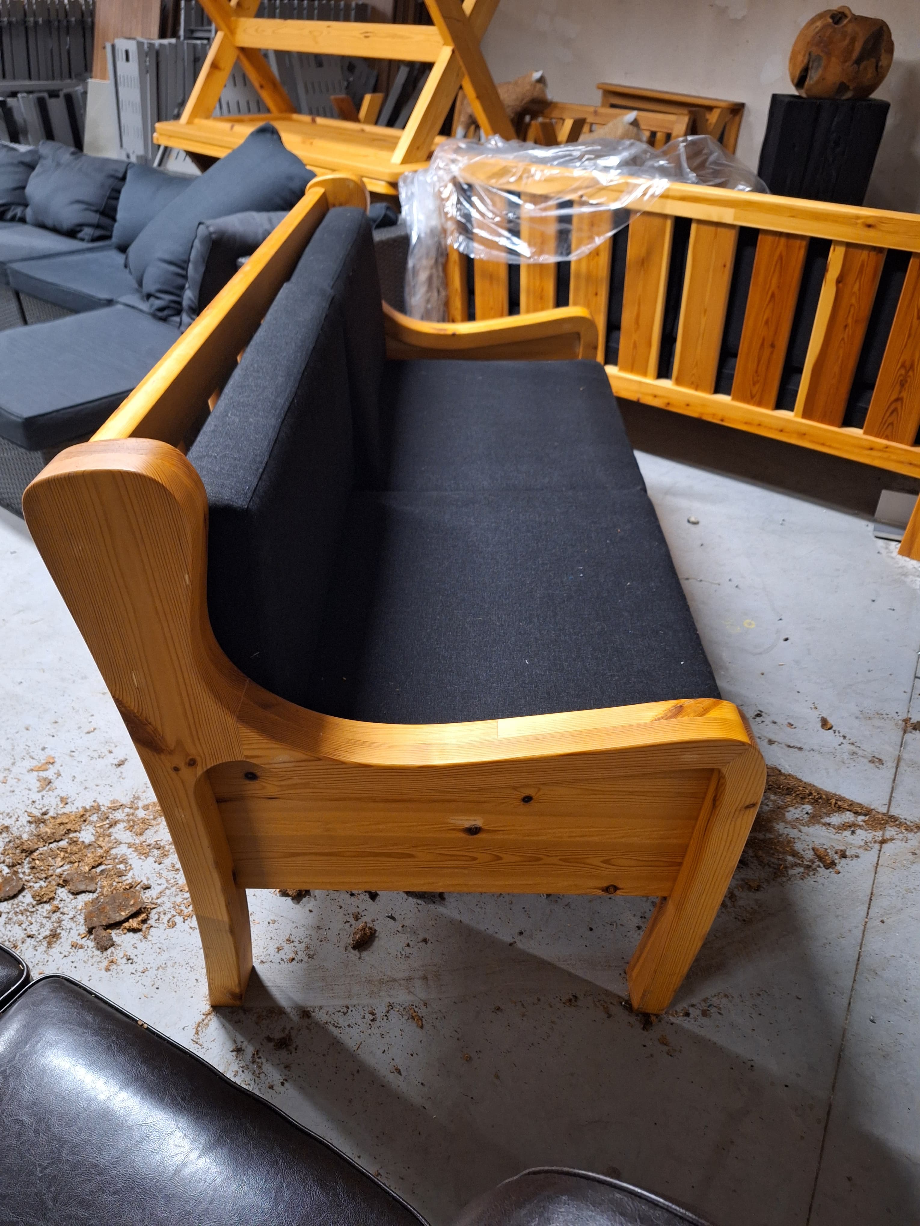 Tan houten bank met zwarte kussens-2