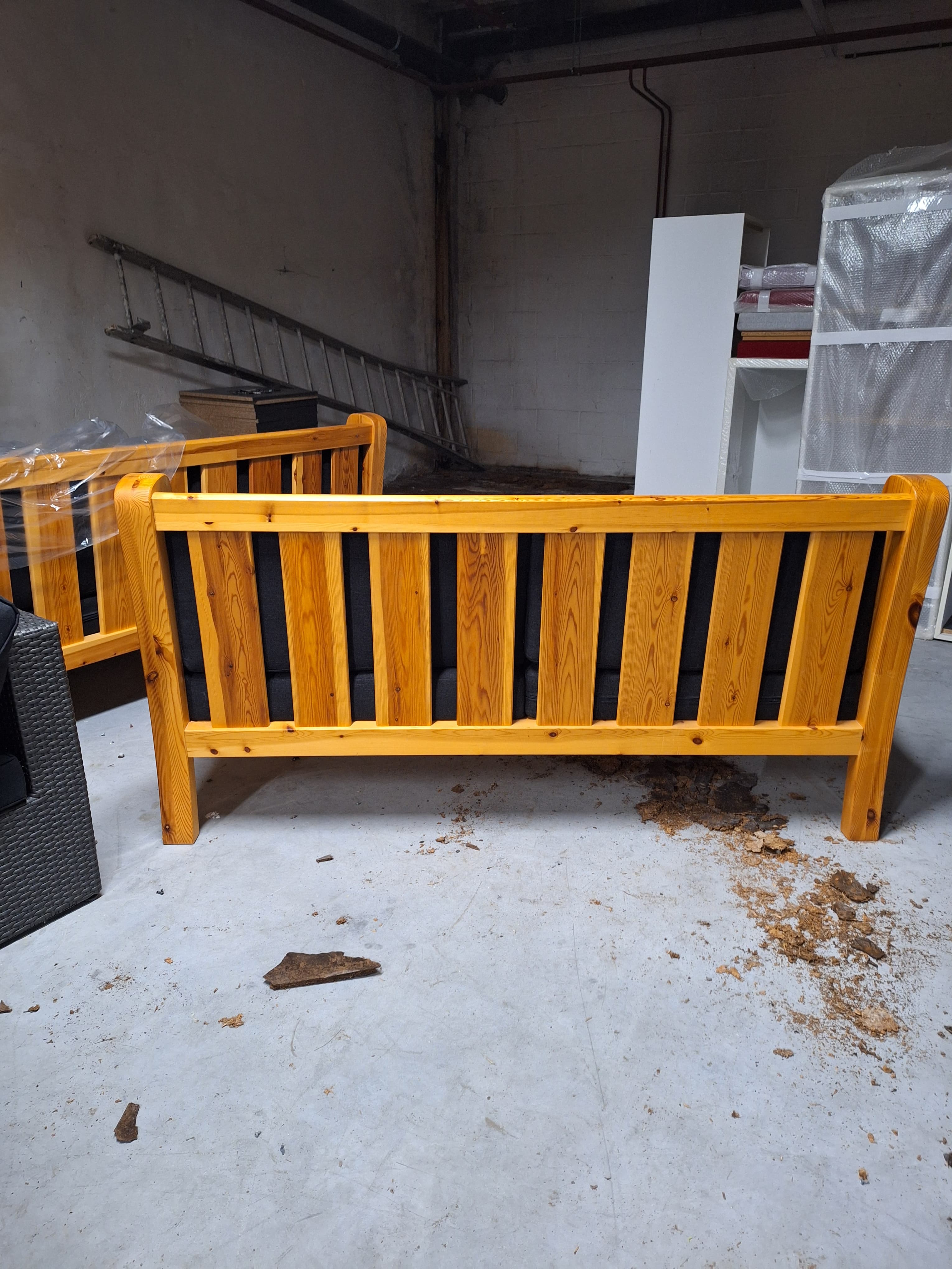 Tan houten bank met zwarte kussens-1