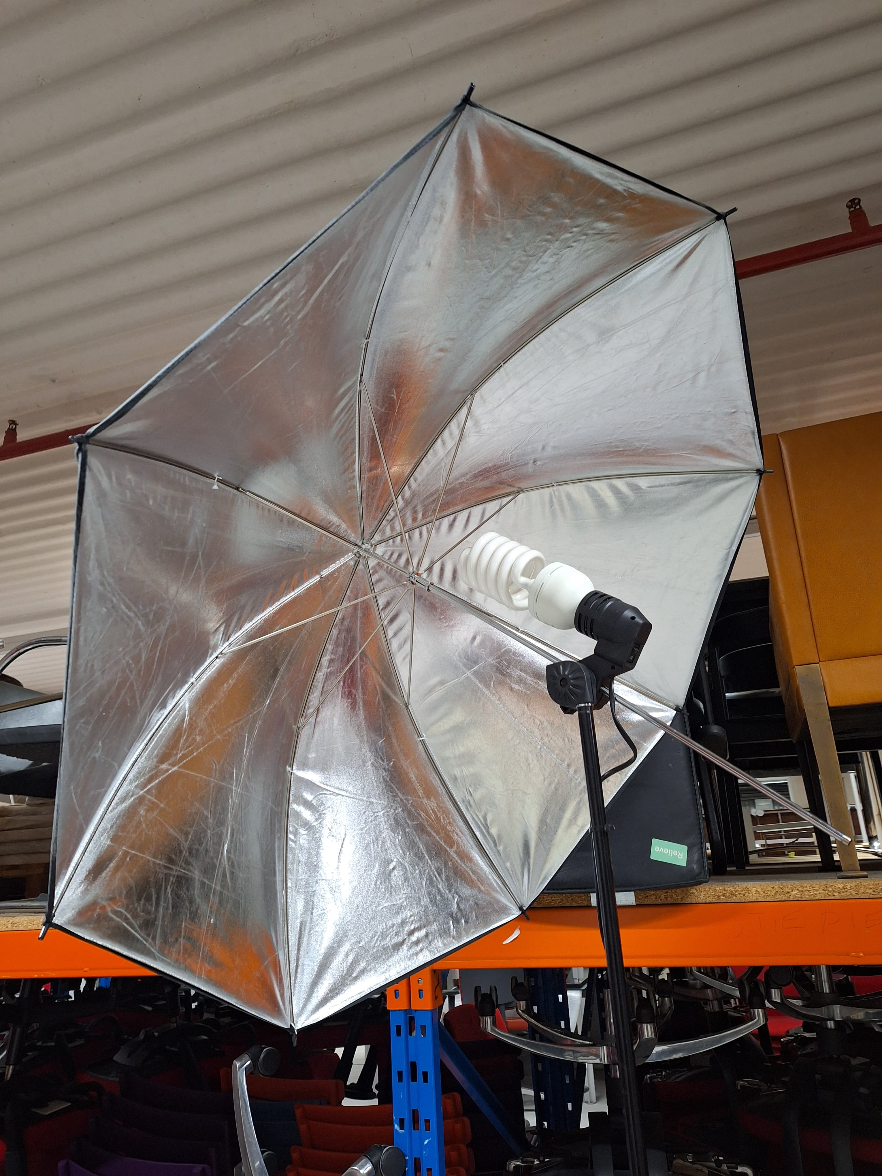 Lampe parapluie noire et argentée-4