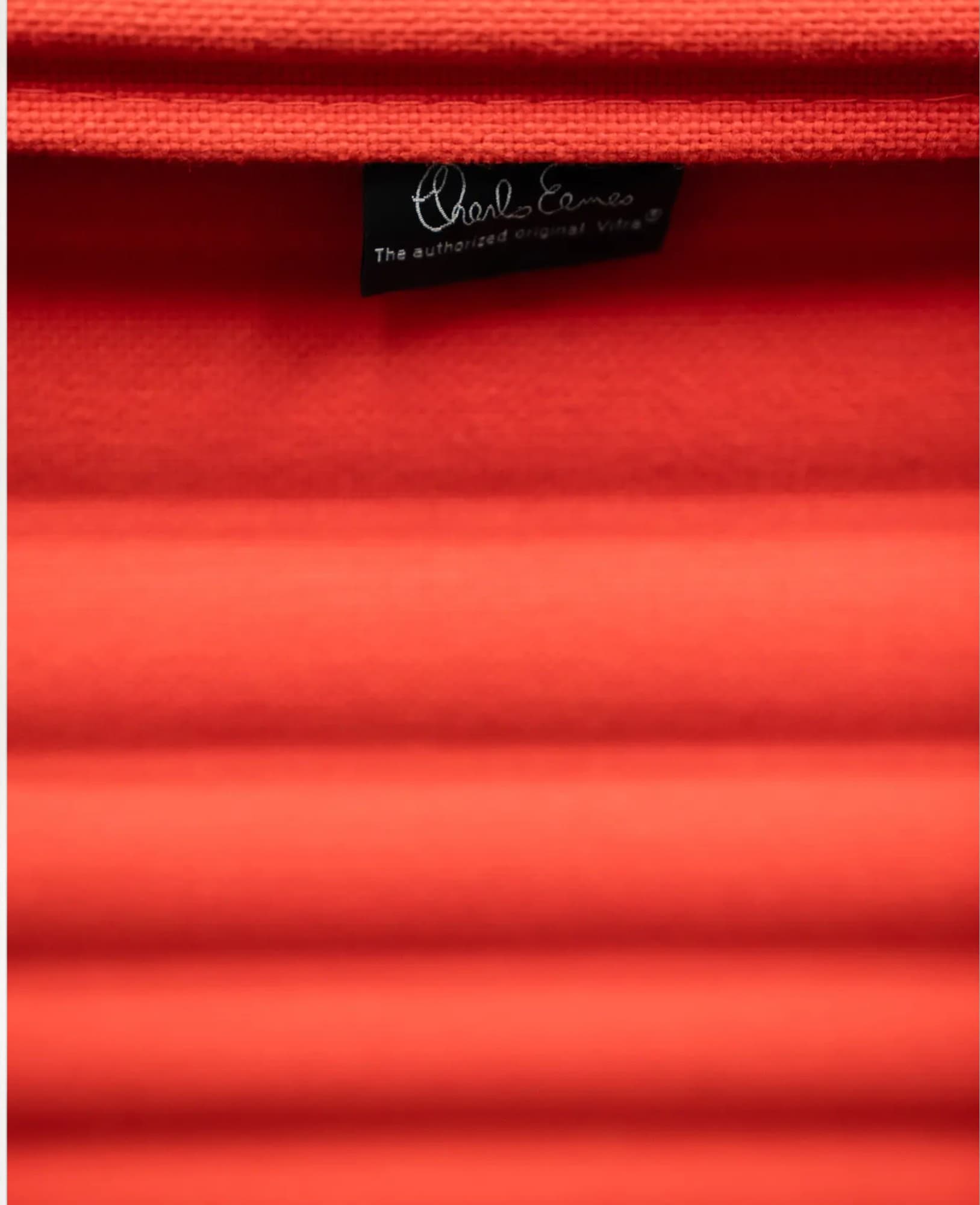 Vitra EA 119 oranje stoel op wielen-3