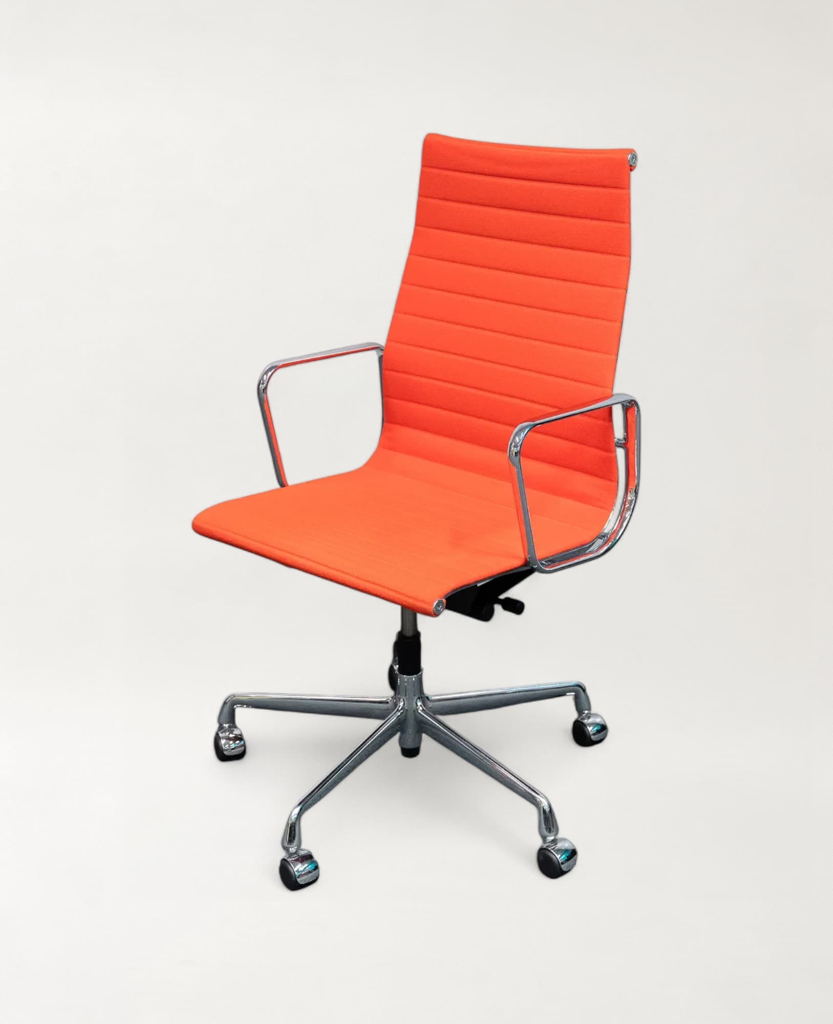 Vitra EA 119 chaise orange sur roulettes