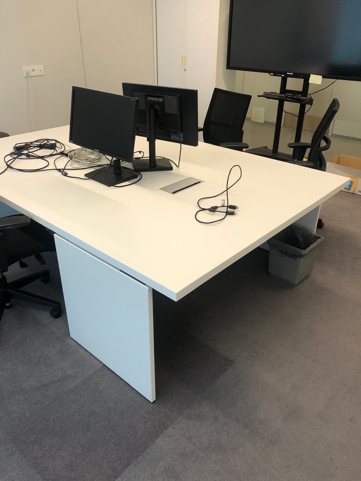 160cm white desk with rectangular 3 plugs top access-1