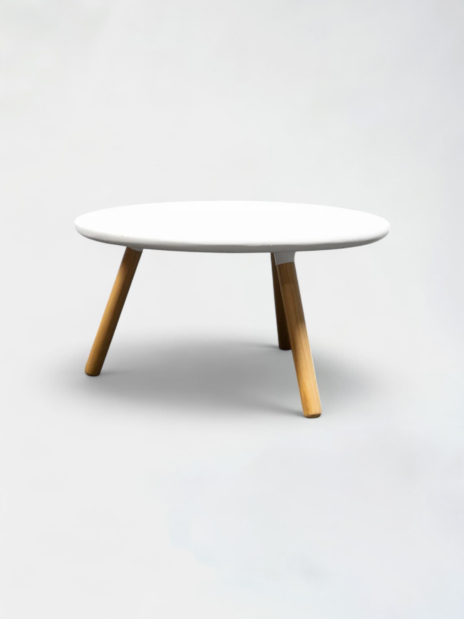 WORN: Norman Witte salontafel met houten poten met krassen op het blad-0