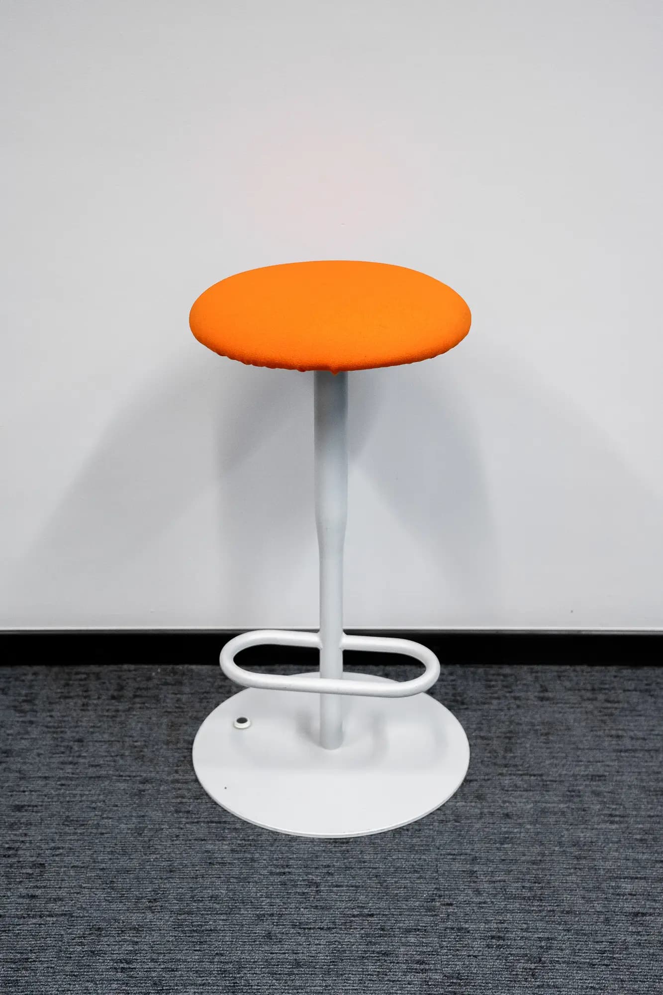 Tabouret haut arrondi orange sur pieds blancs-2