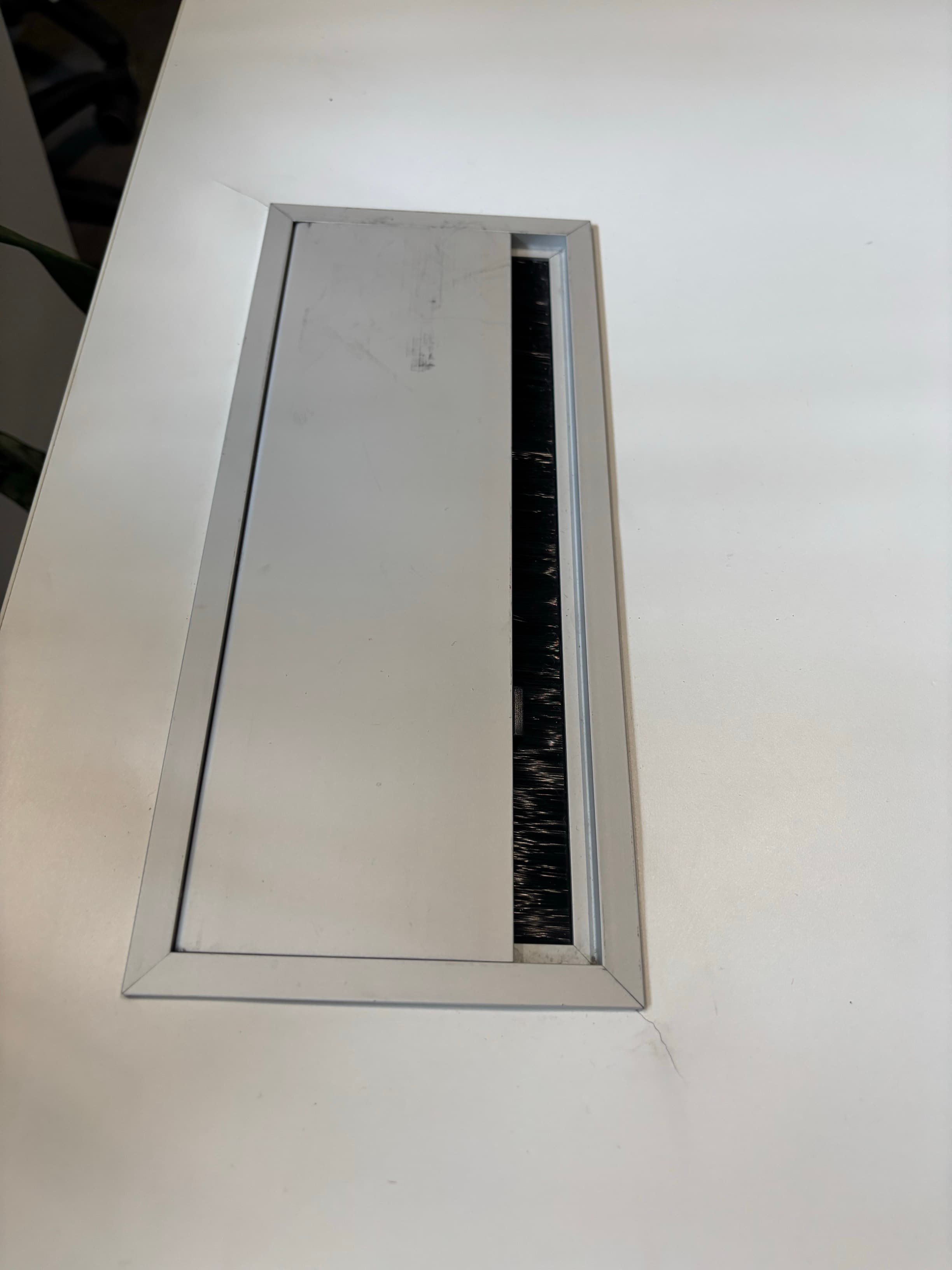 160cm white desk with rectangular 3 plugs top access-4