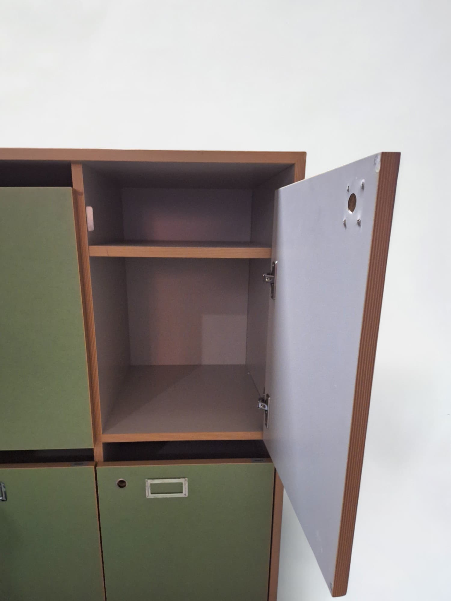 Green lockers without locks and keys-2