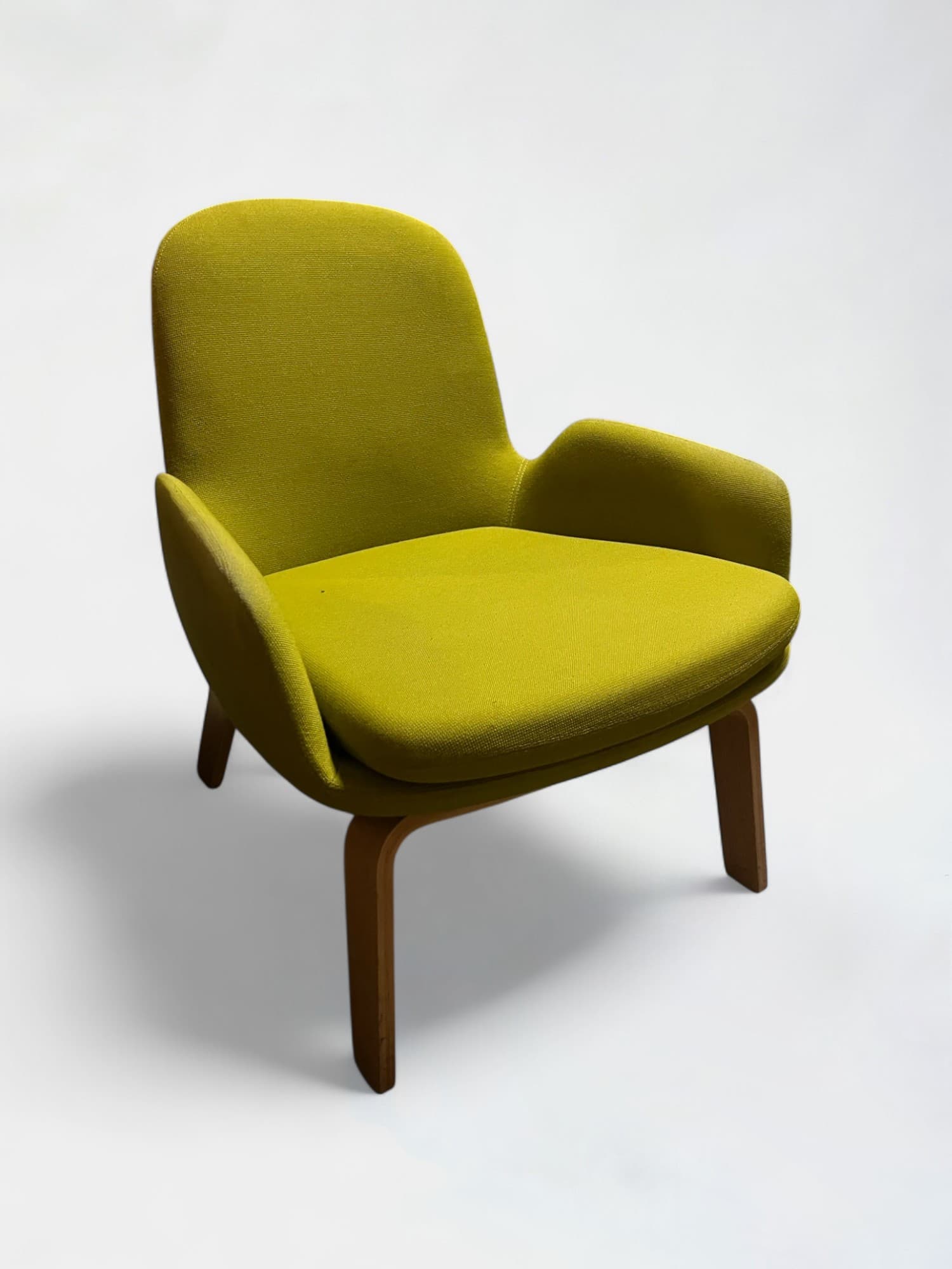 Fauteuil bas Normann vert kaki clair avec pieds en bois