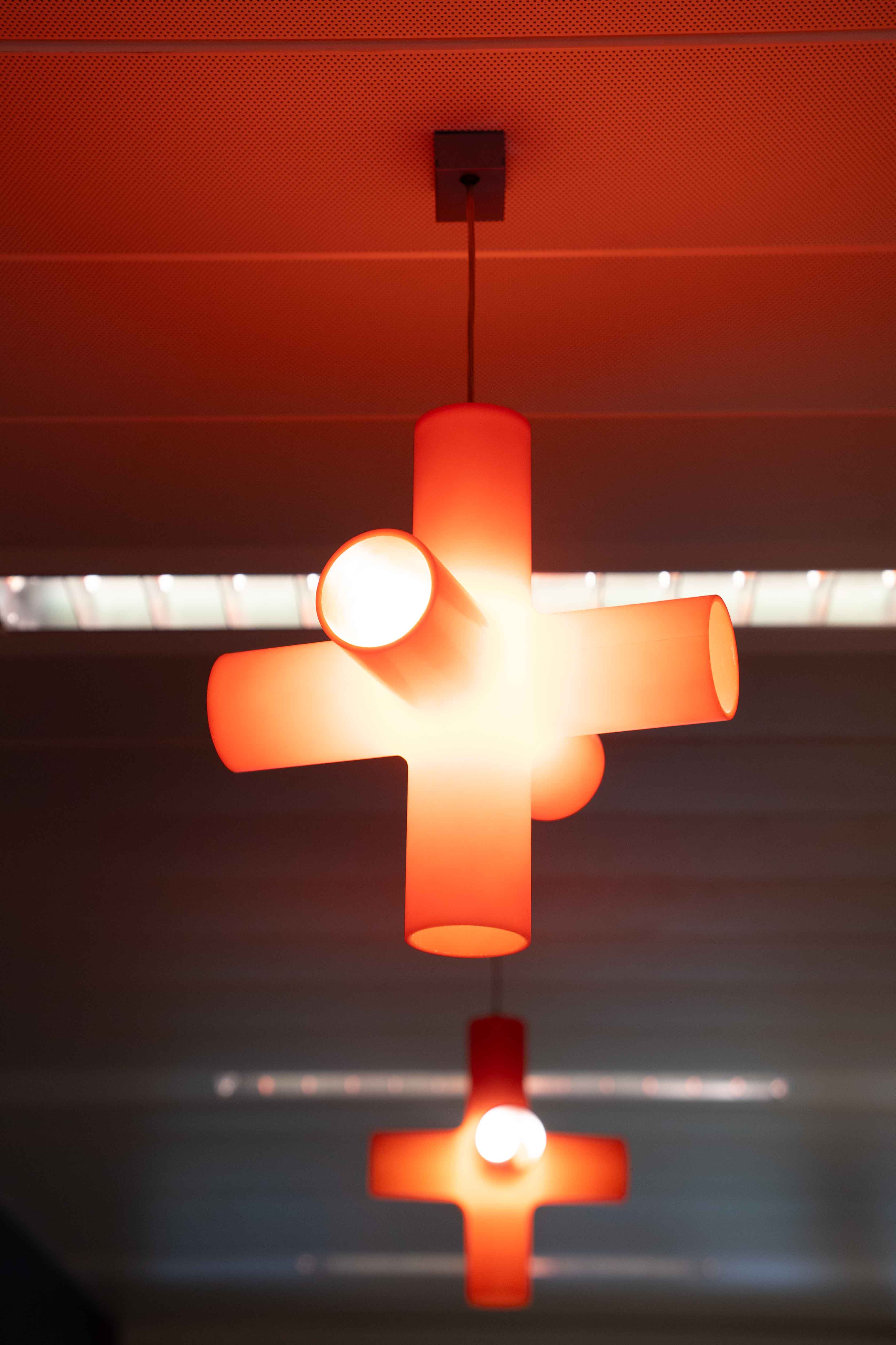 Lampe suspendue orange avec bras cylindriques uniques-2