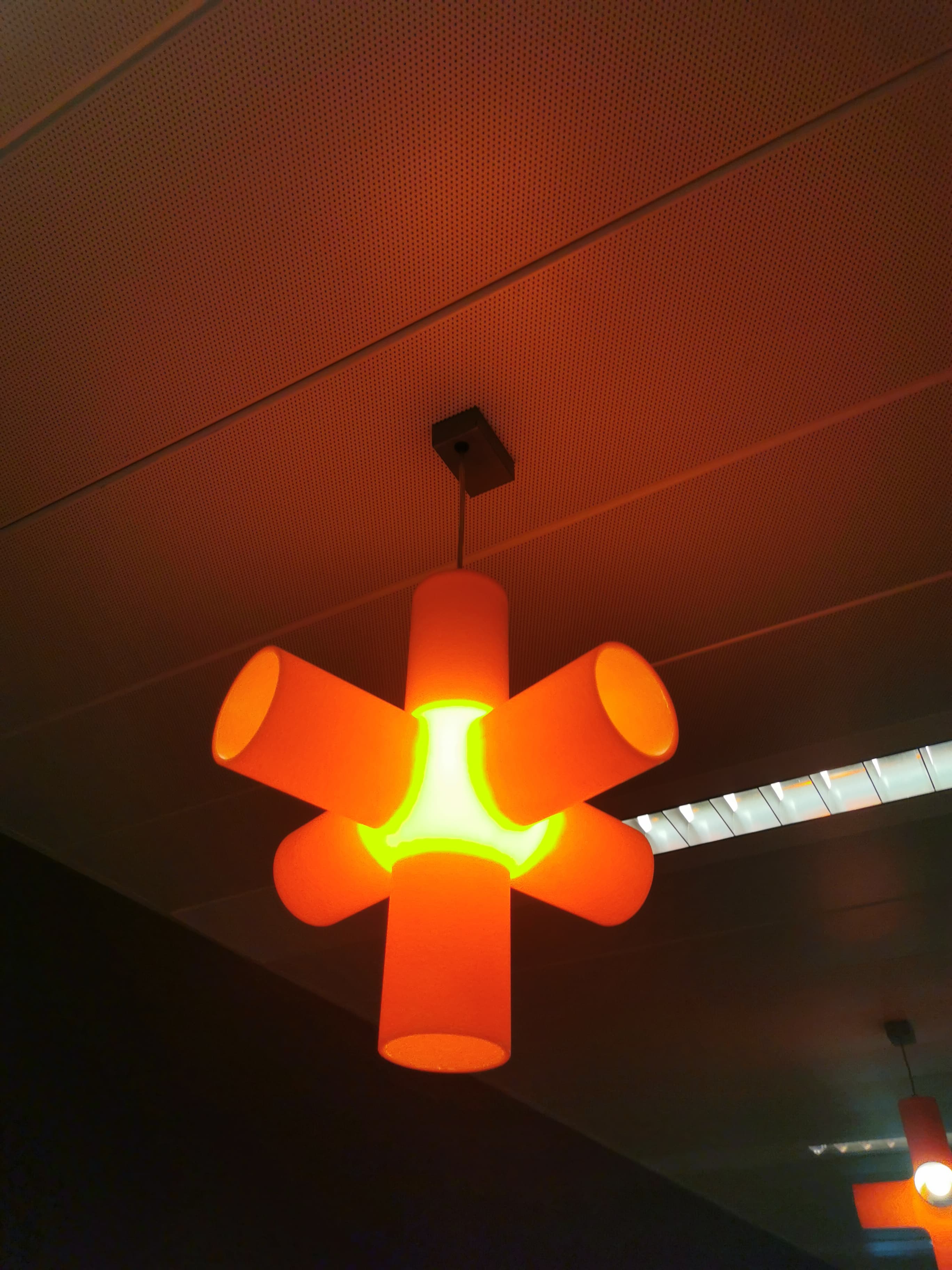 Lampe suspendue orange avec bras cylindriques uniques-1
