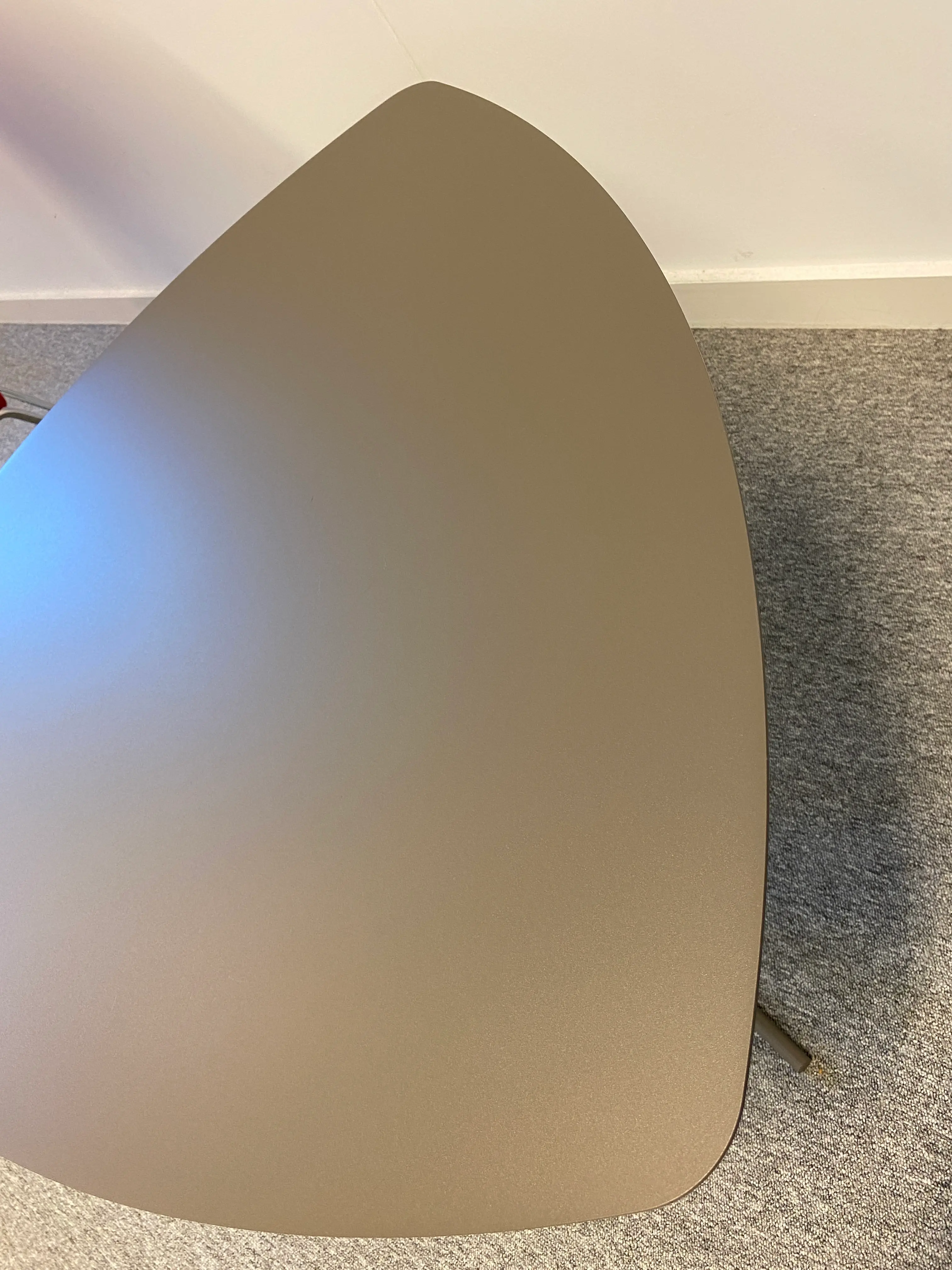 Antracietbruin laminaat Hedendaagse bureautafel met driehoekig blad en metalen onderstel-2