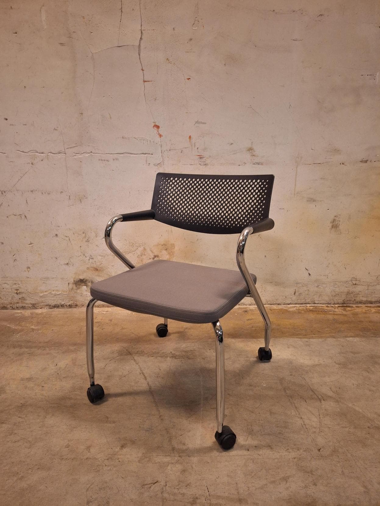 Vitra Visaroll dark grey seating with Black back design Antonio Citterio-2