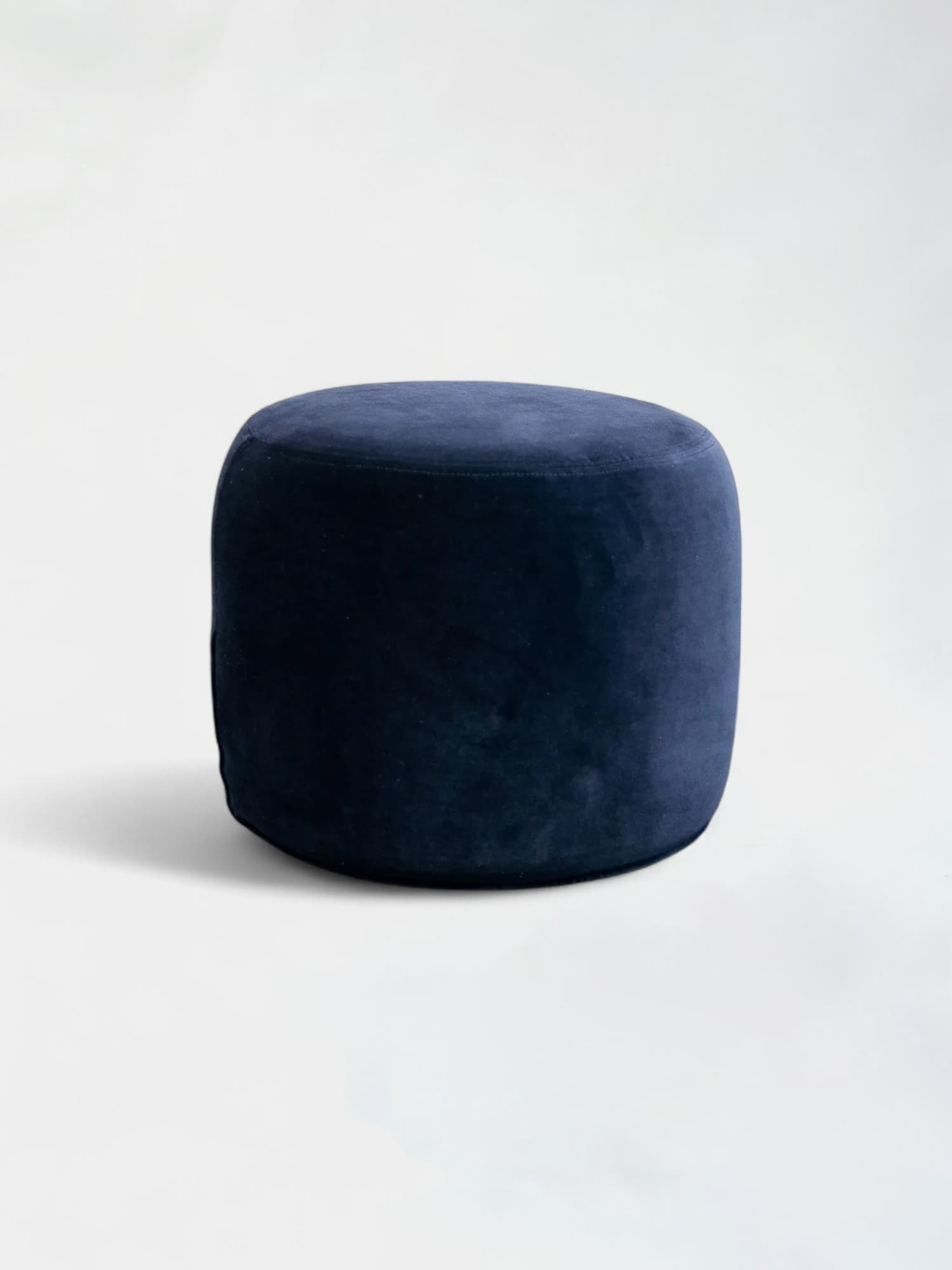 Ronde marineblauwe fluwelen poef