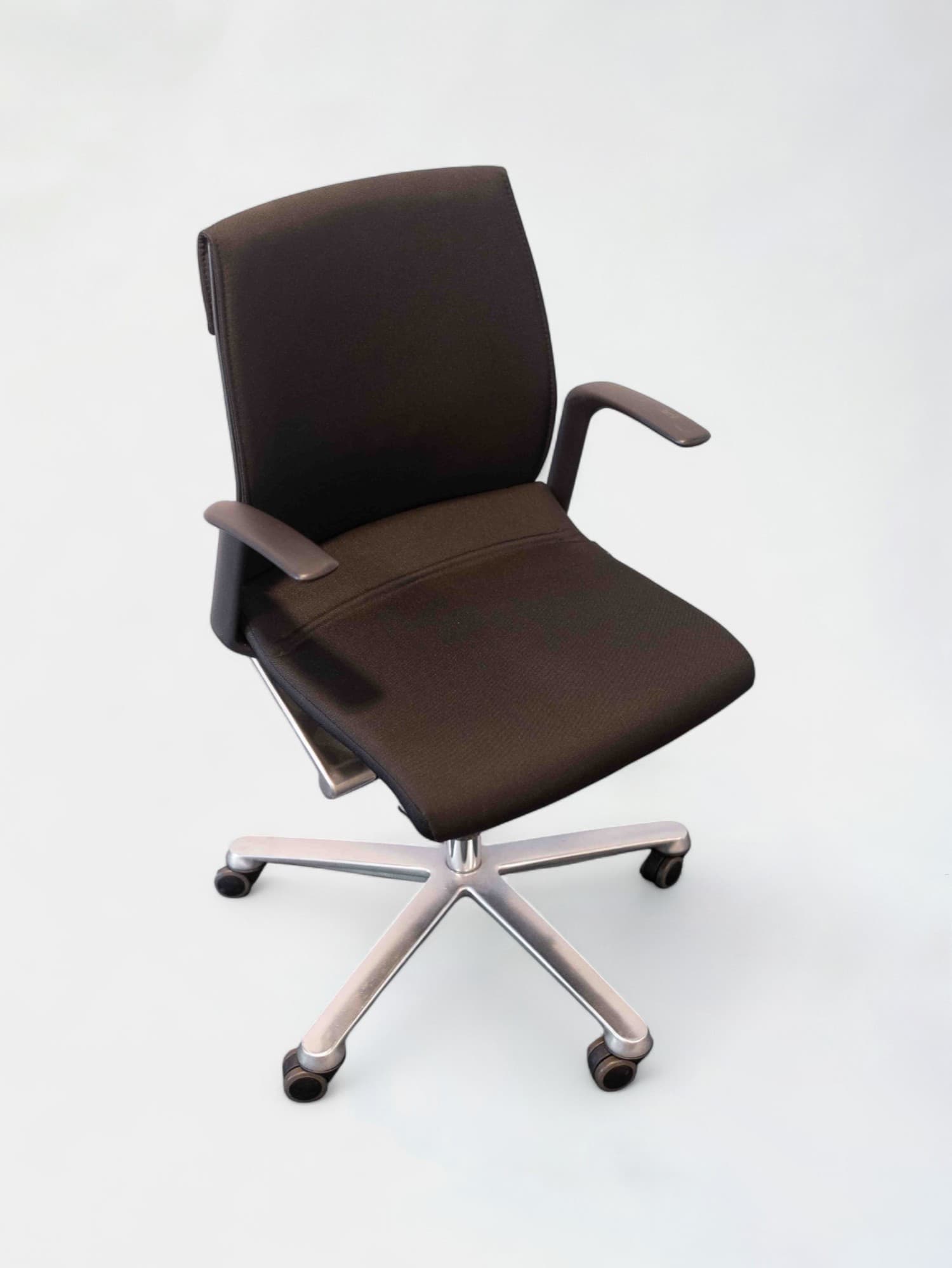 Chaise de bureau Wilkhahn marron foncé sur pieds à roulettes en acier-0